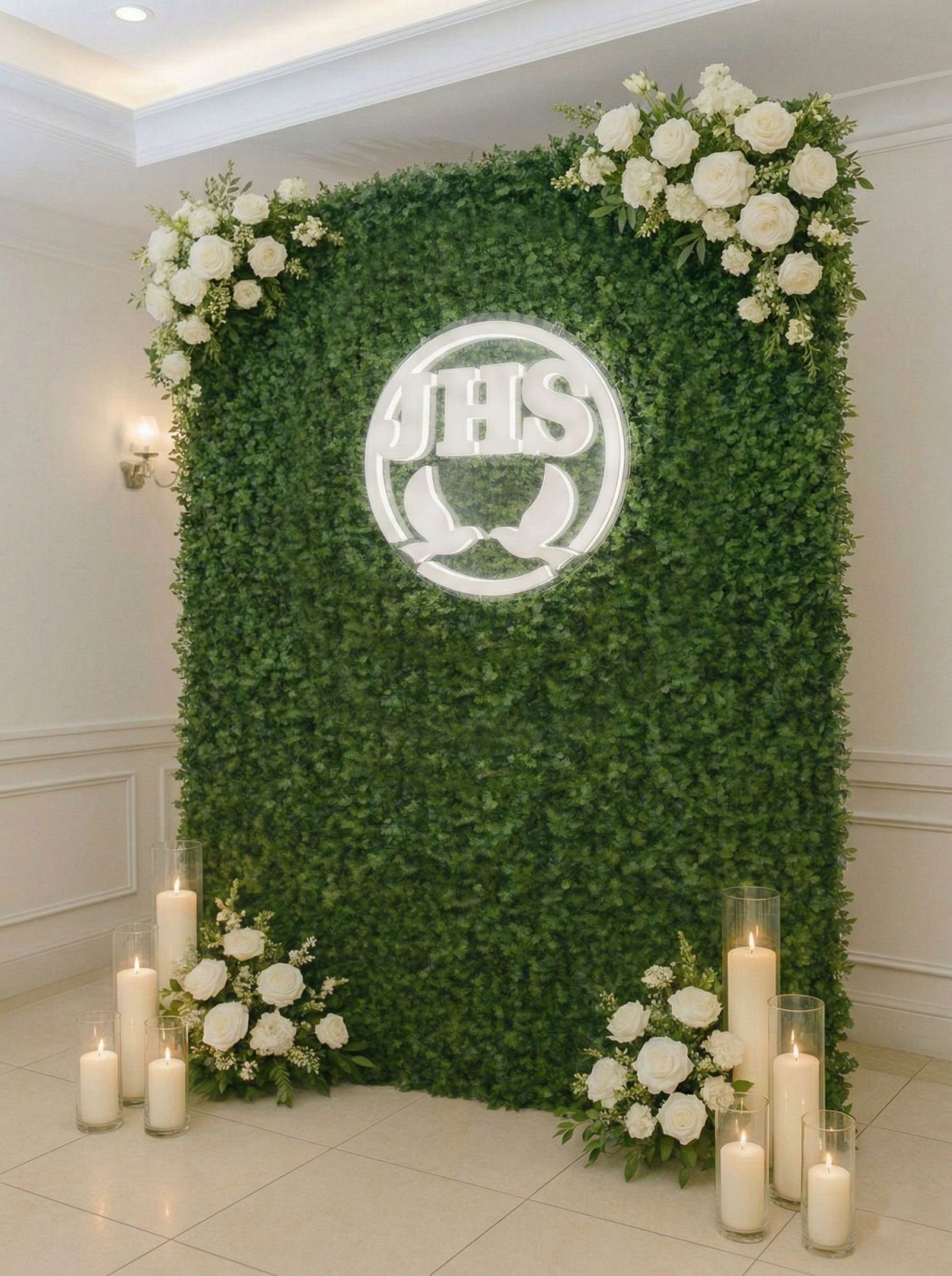 Komunijna dekoracja z klasą &ndash; neon LED IHS na bukszpanowej ściance