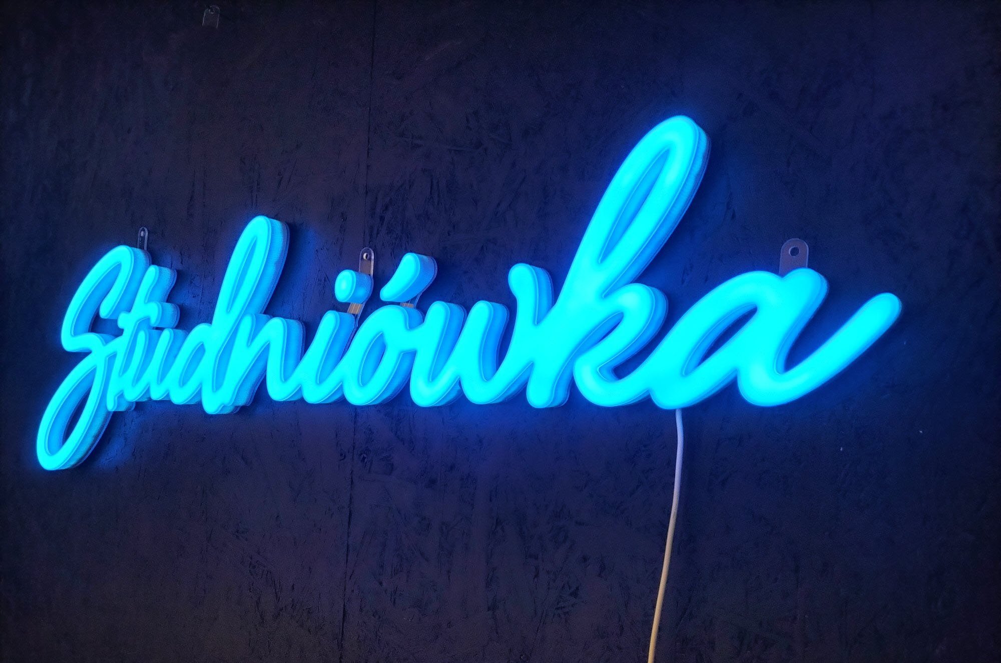 Bal maturalny w świetle neonu Studniówka. Magia i energia na parkiecie godna tej imprezy.