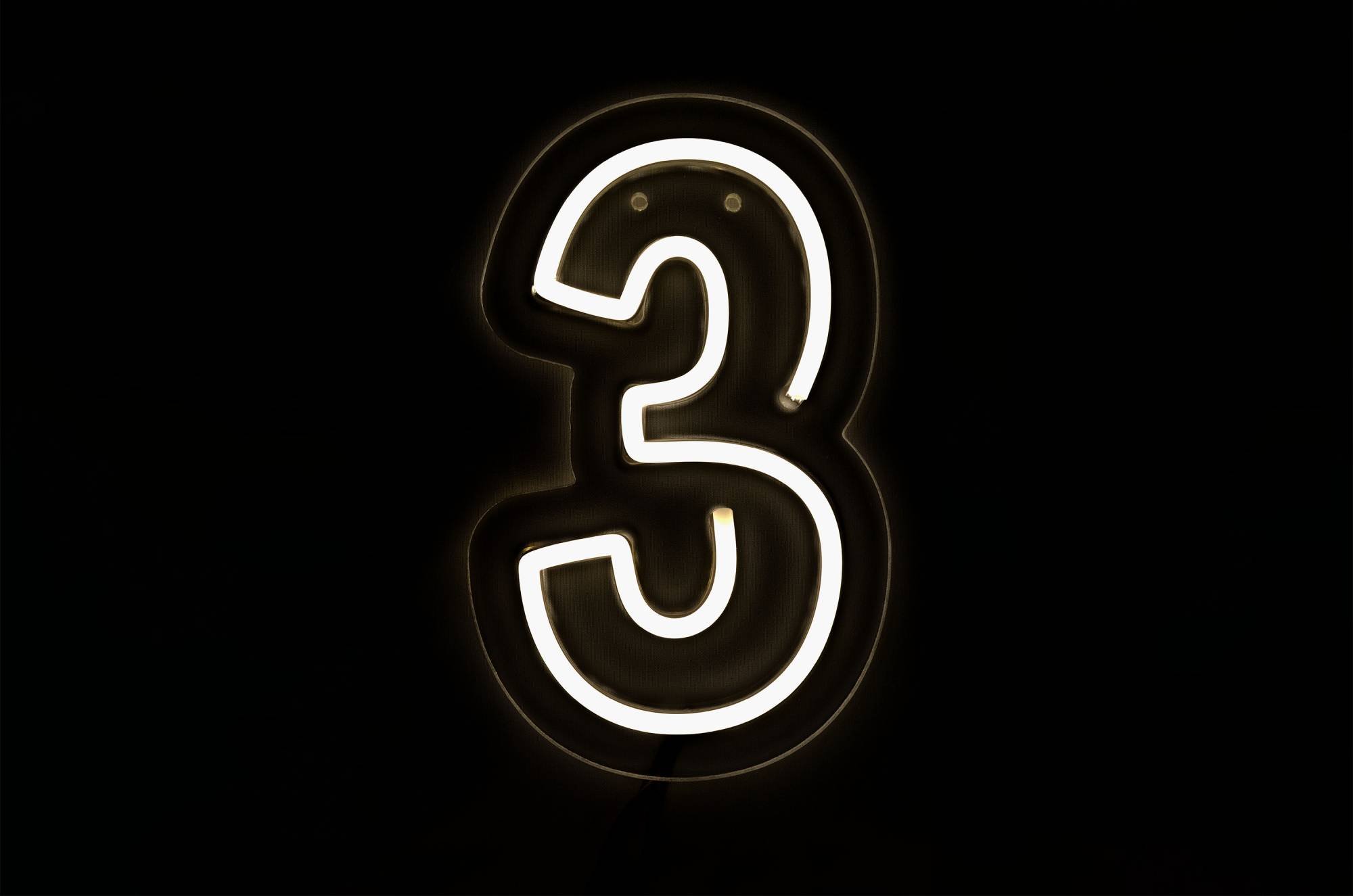 Nowoczesna cyfra 3 LED w formie neonu – wynajem LiteroweLove