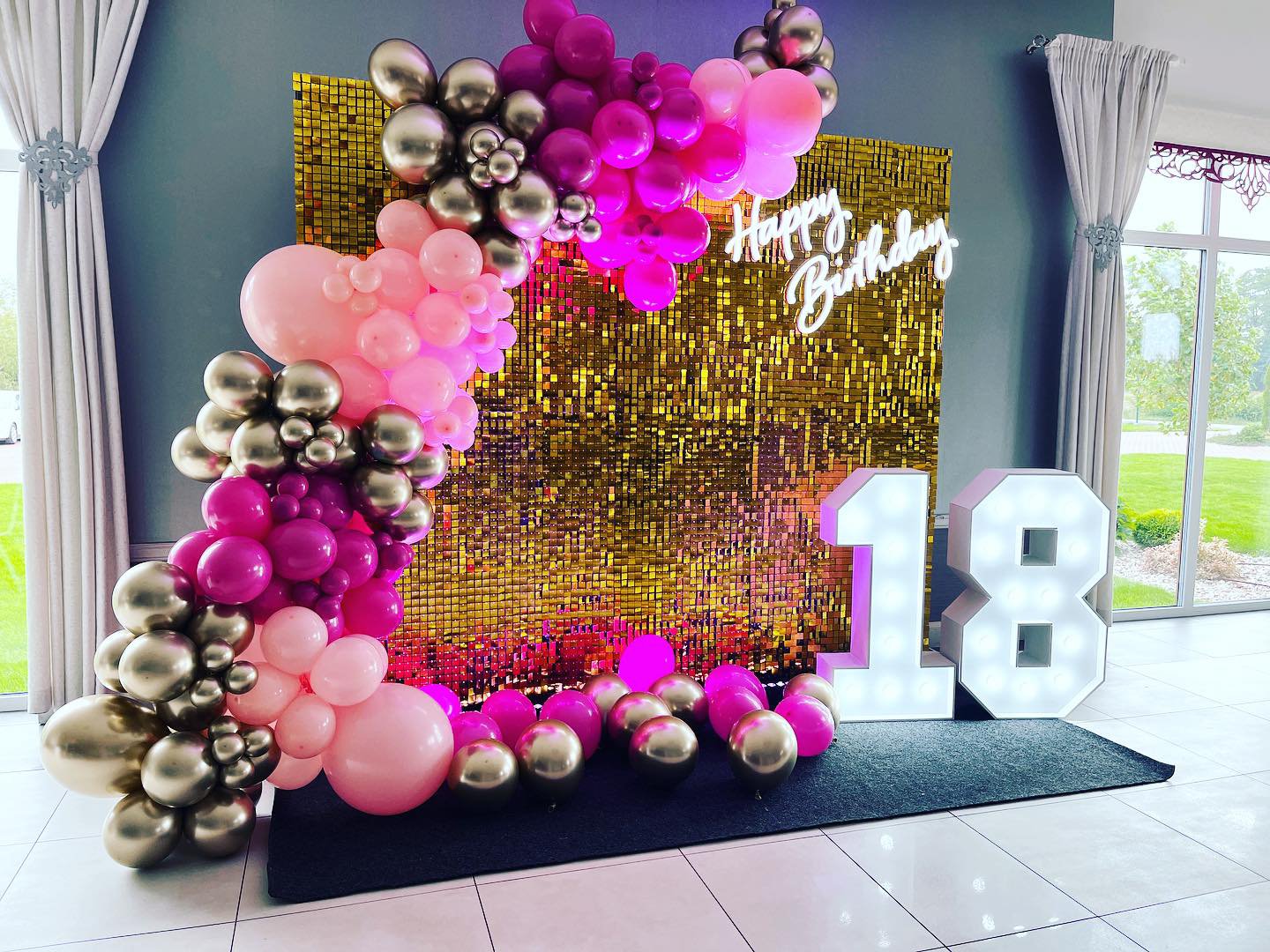 Wynajmij prześliczną dekorację świetlną w postaci neonu LED z napisem HAPPY BIRTHDAY na urodziny!