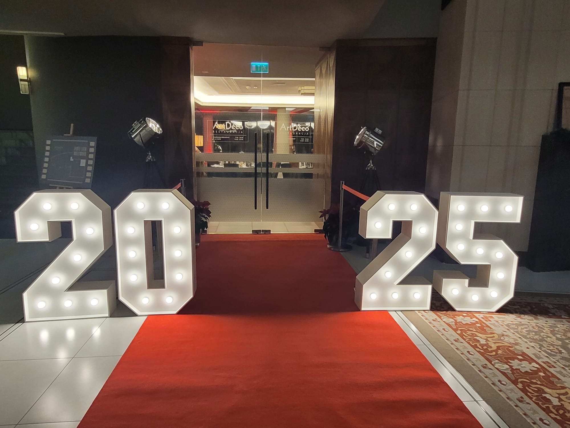 Stojąca cyfry 2026 podświetlane żarówkami LED, wysokość 1m, dekoracja świetlna na sylwestra