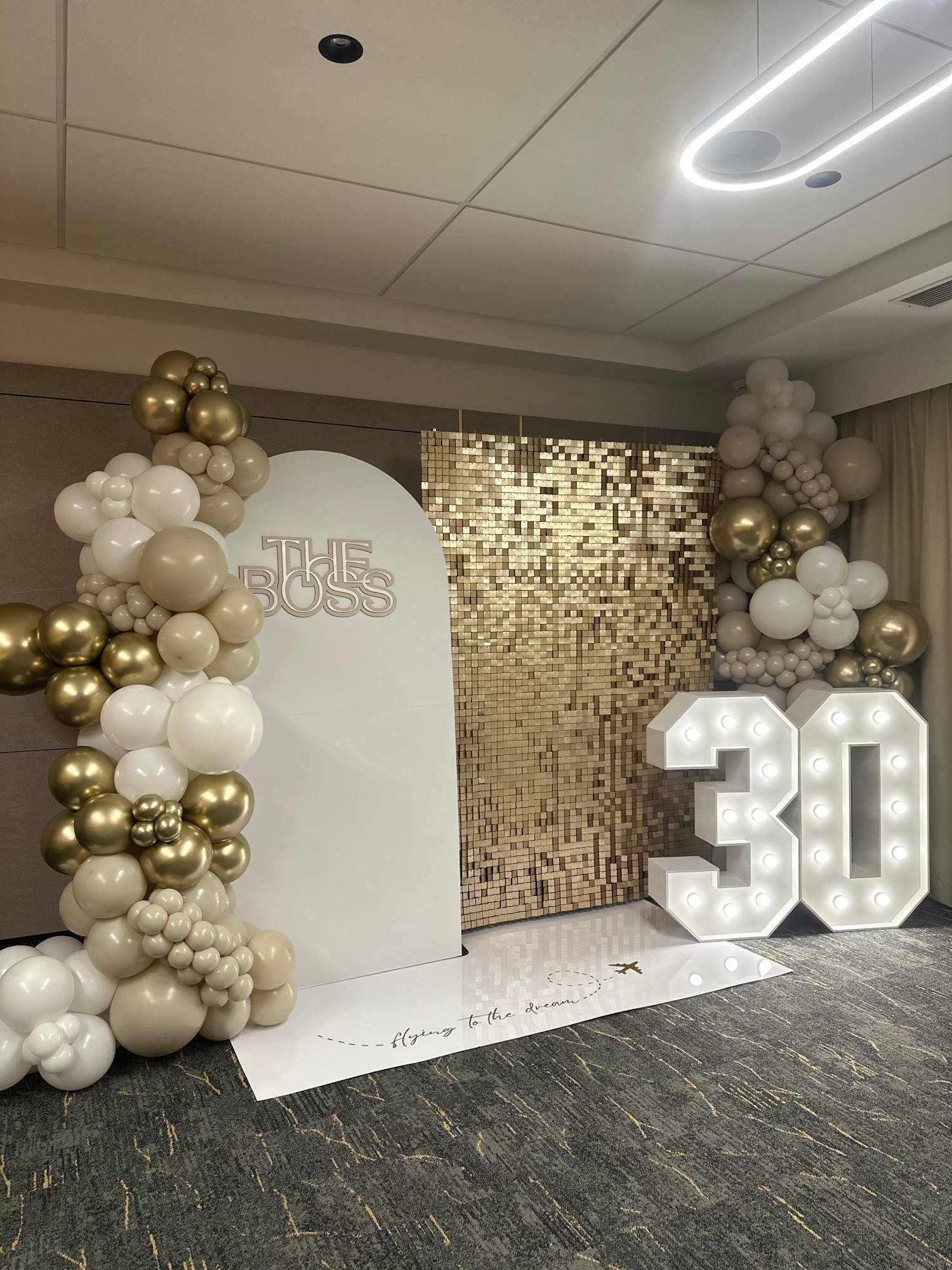 Ścianka urodzinowa na 30 urodziny, podświetlane cyfry, piękna aranżacja Pani Oli z O!Balony