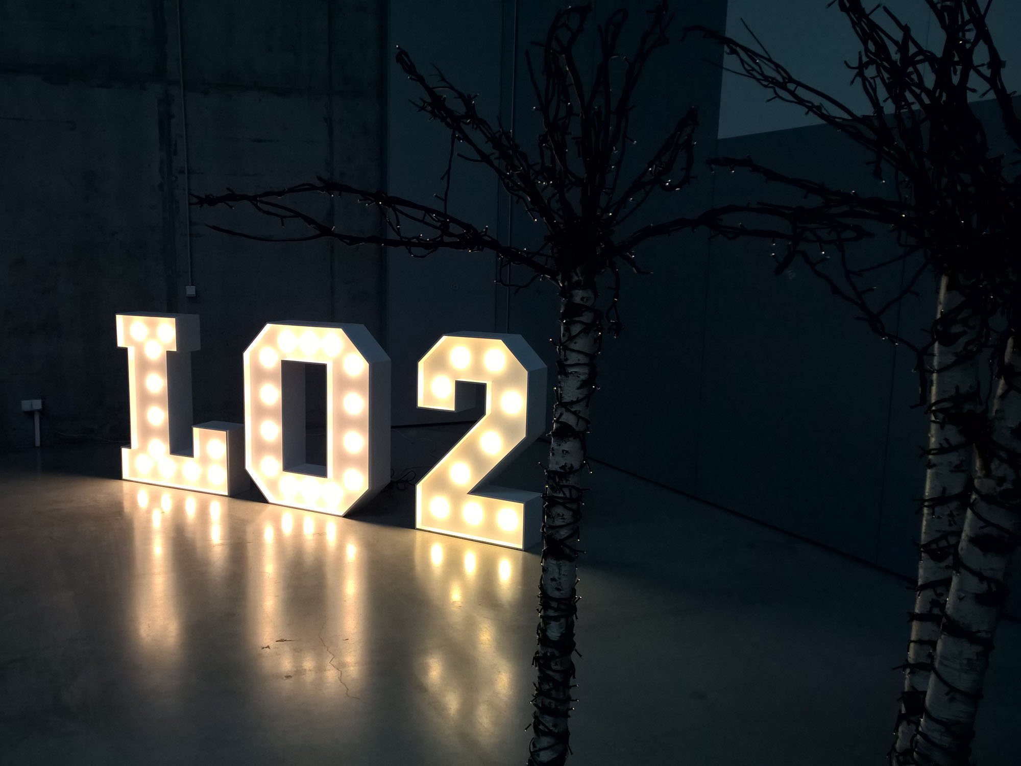 Jak udekorować salę na bal maturalny? LIterowe dekoracje świetlne gwarantują efekt!