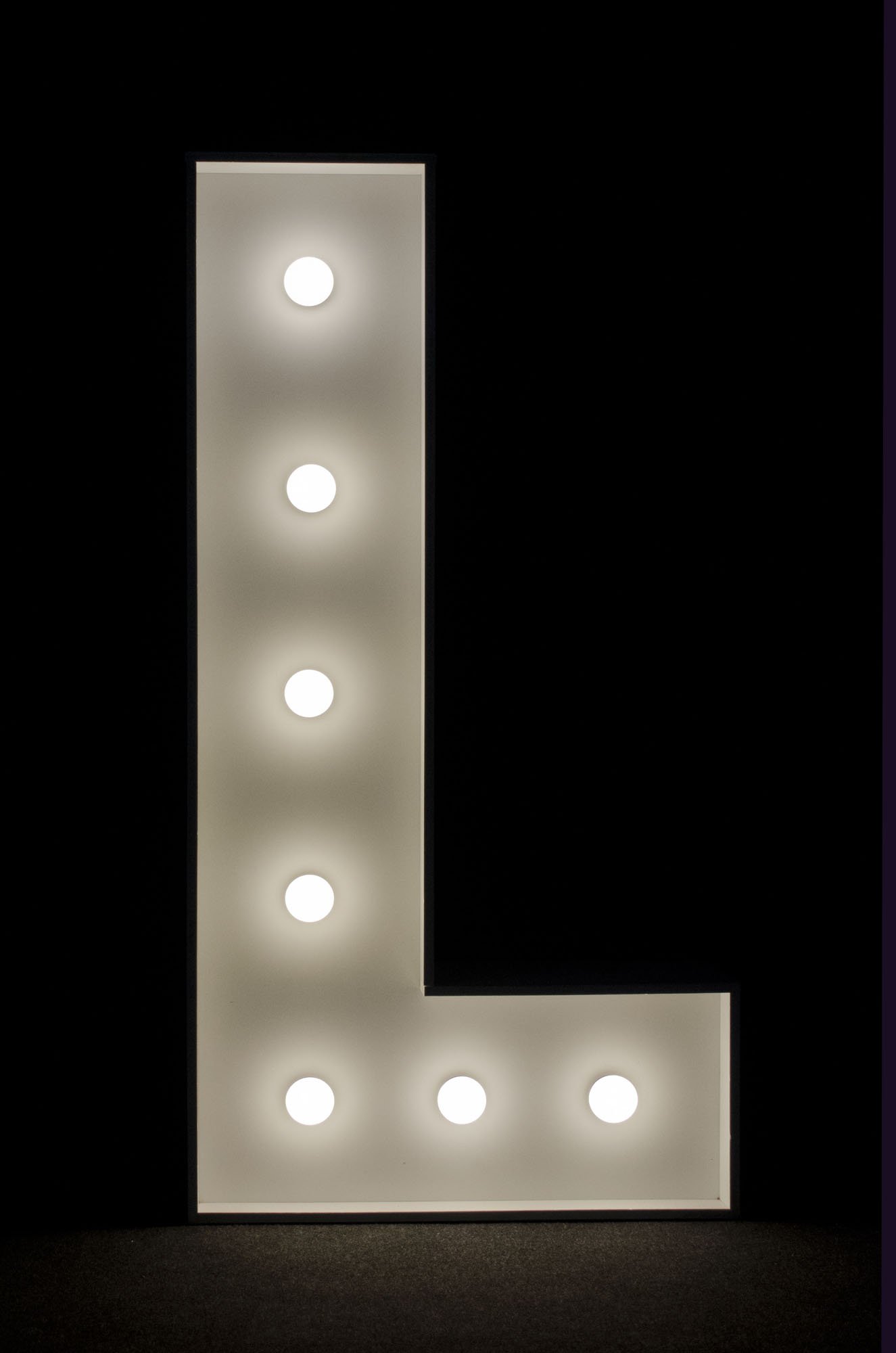 Litera L podświetlana żarówkami LED, o wysokości 1n, na wynajem, Opolu, alfabet A-Z