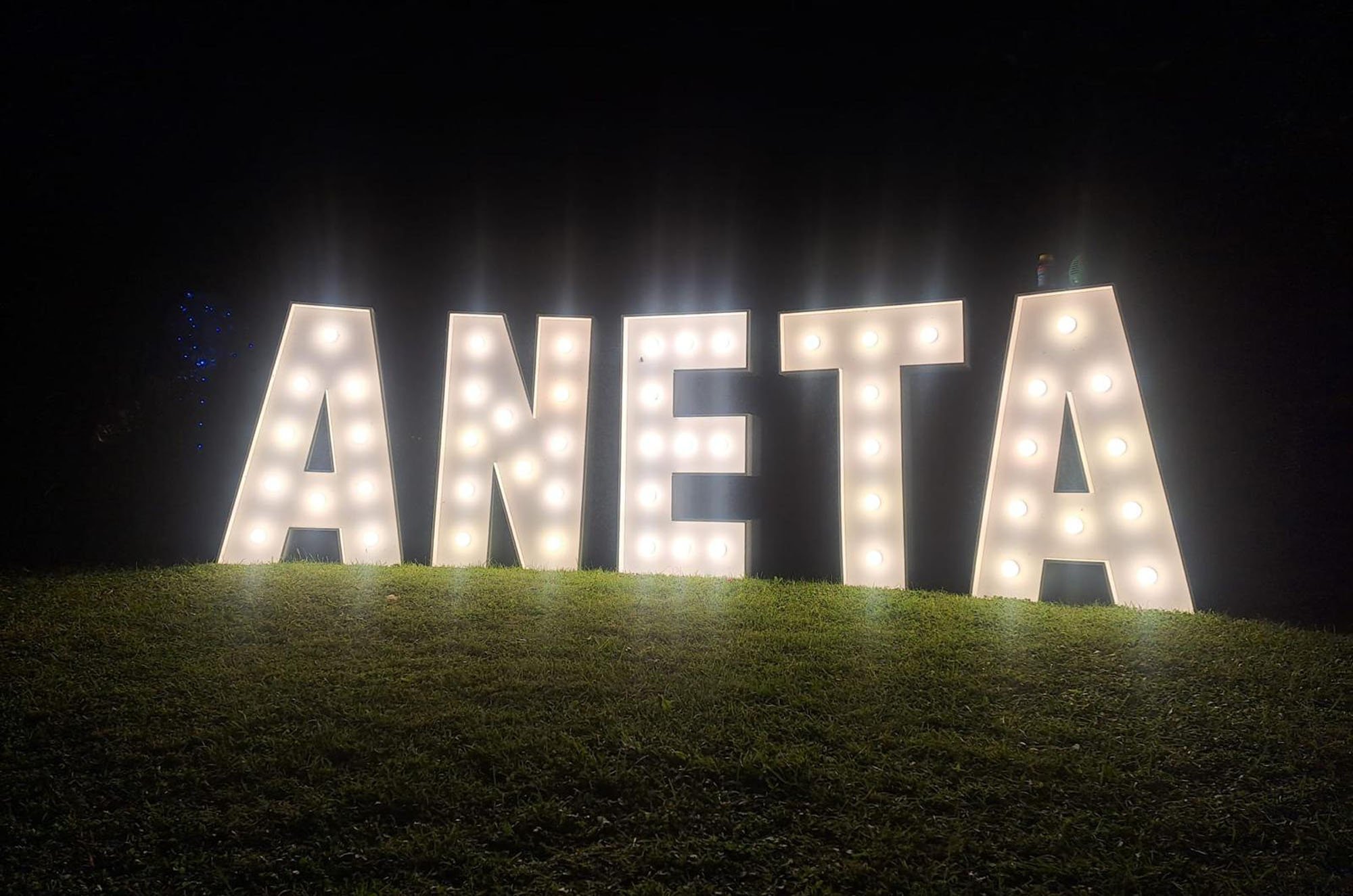 Najem liter LED na urodziny, imię solenizanta ANETA, imię zamiast cyfr, dekoracja plenerowa nocą