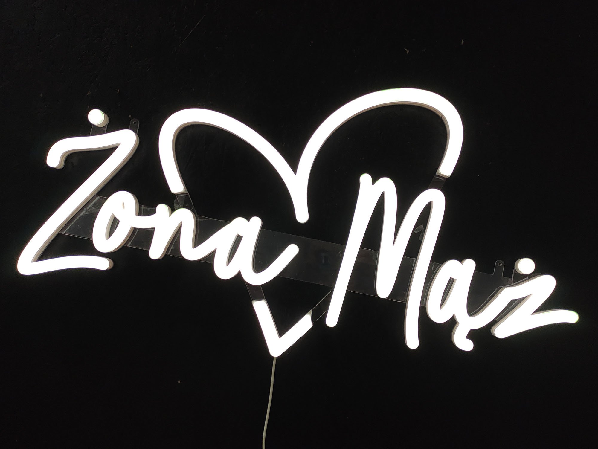 Wiszący napis Żona i Mąż w sercu jak neon. Niesamowity klimat i dekoracja na wesele