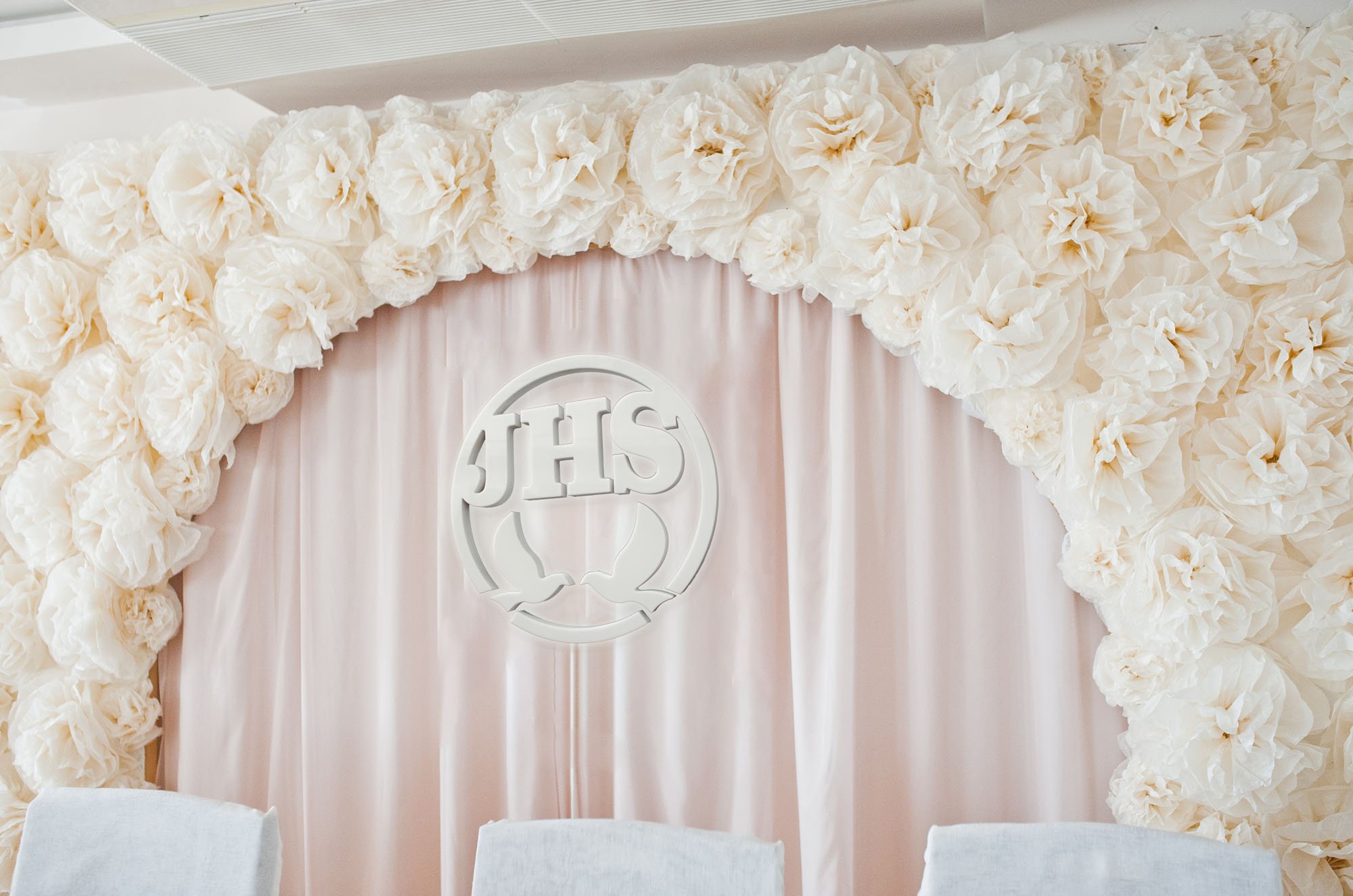 Stylowy neon LED IHS jako tło do zdjęć z Komunii Świętej. Ścianka dekoracyjna