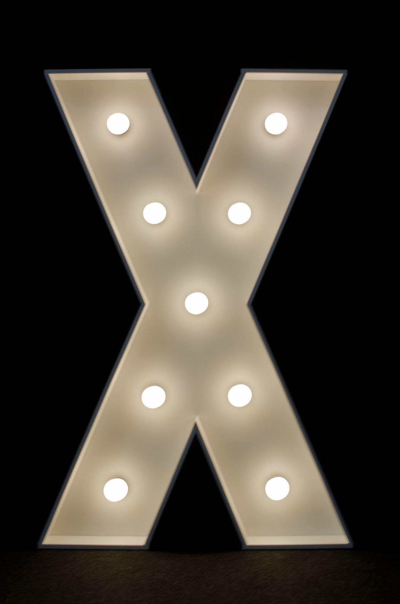 Litera X podświetlana żarówkami LED, o wysokości 1n, na wynajem, Opolu, alfabet A-Z