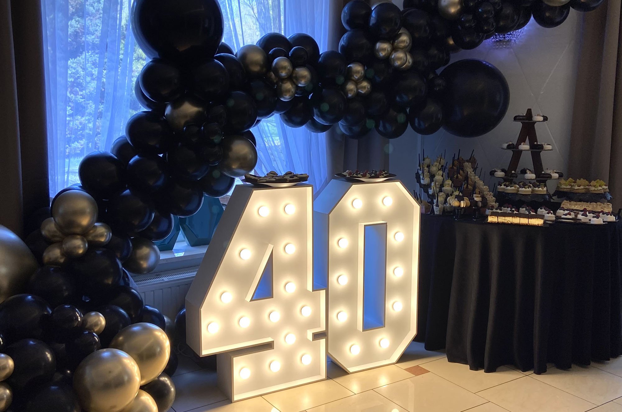 Podświetlane cyfry na konferencje, imprezy biznesowe. Wynajmij stojące cyfry i wyróżnią Twoją firmę