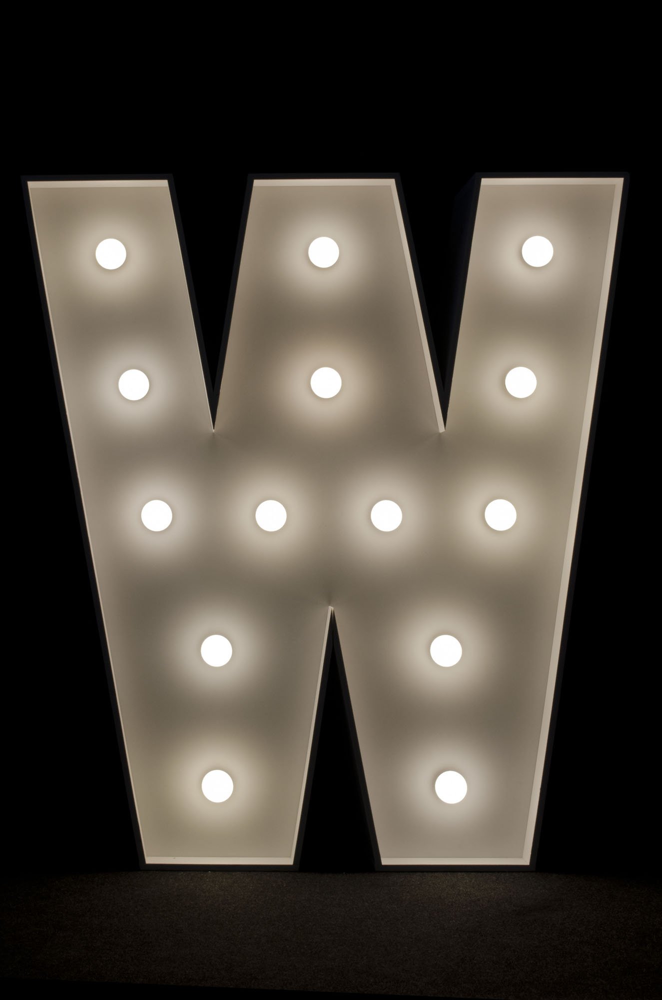 Litera W podświetlana żarówkami LED, o wysokości 1n, na wynajem, Opolu, alfabet A-Z