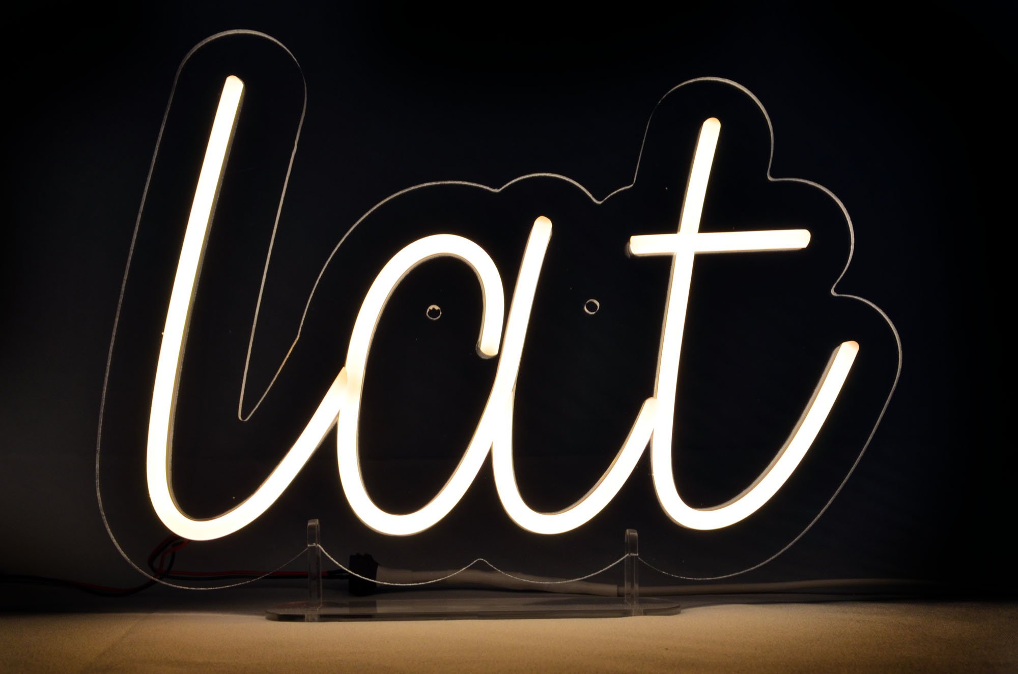 Napisy neonowe „lat” LED – elegancka dekoracja urodzinowa LiteroweLove