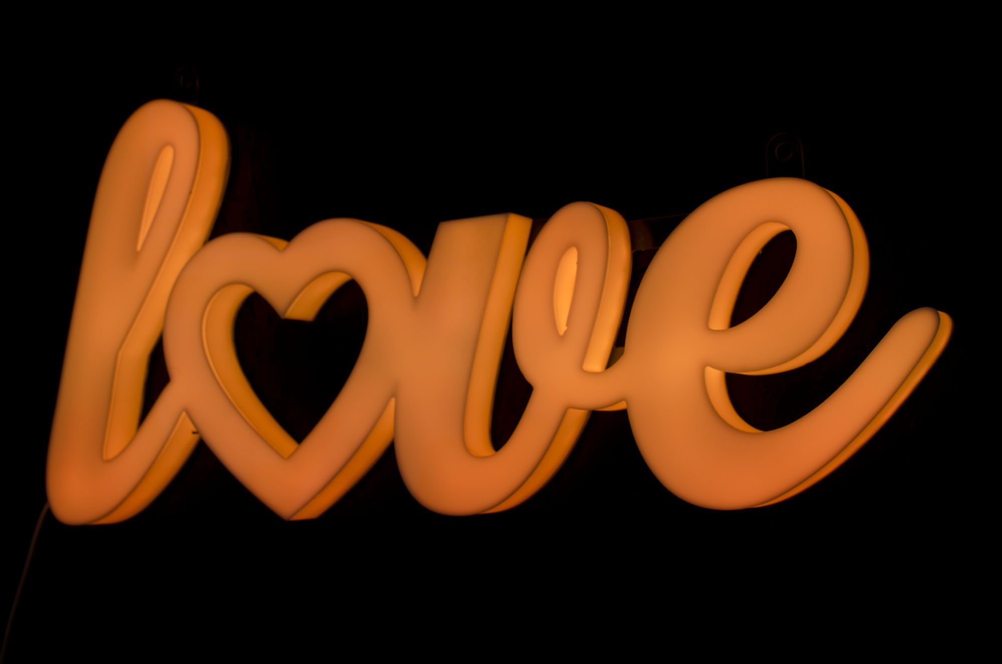 Dostosuj kolor napisu LOVE do wybranej, dowolnej dekoracji sali weselnej