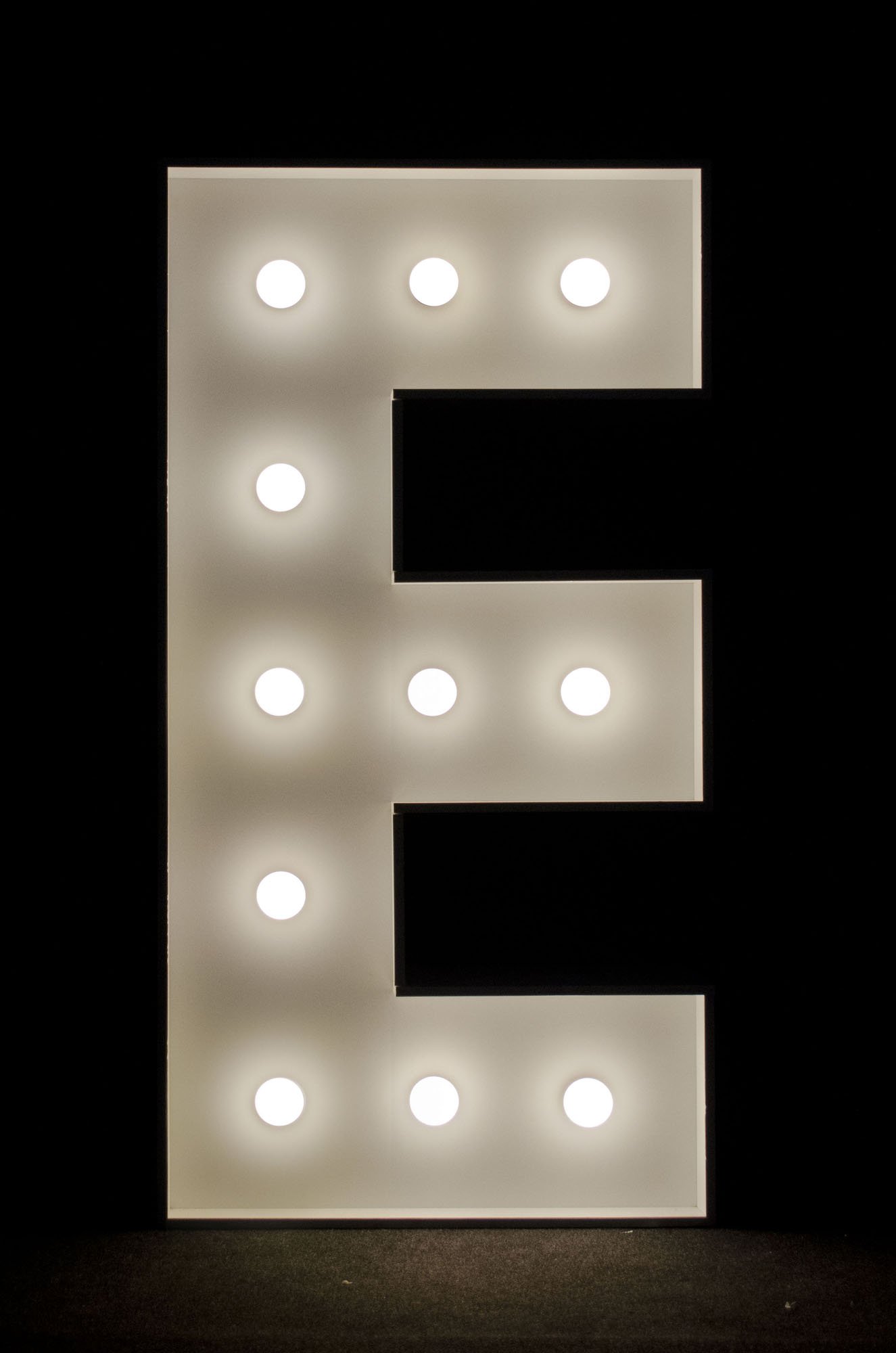 Litera E podświetlana żarówkami LED, o wysokości 1n, na wynajem, Opolu, alfabet A-Z