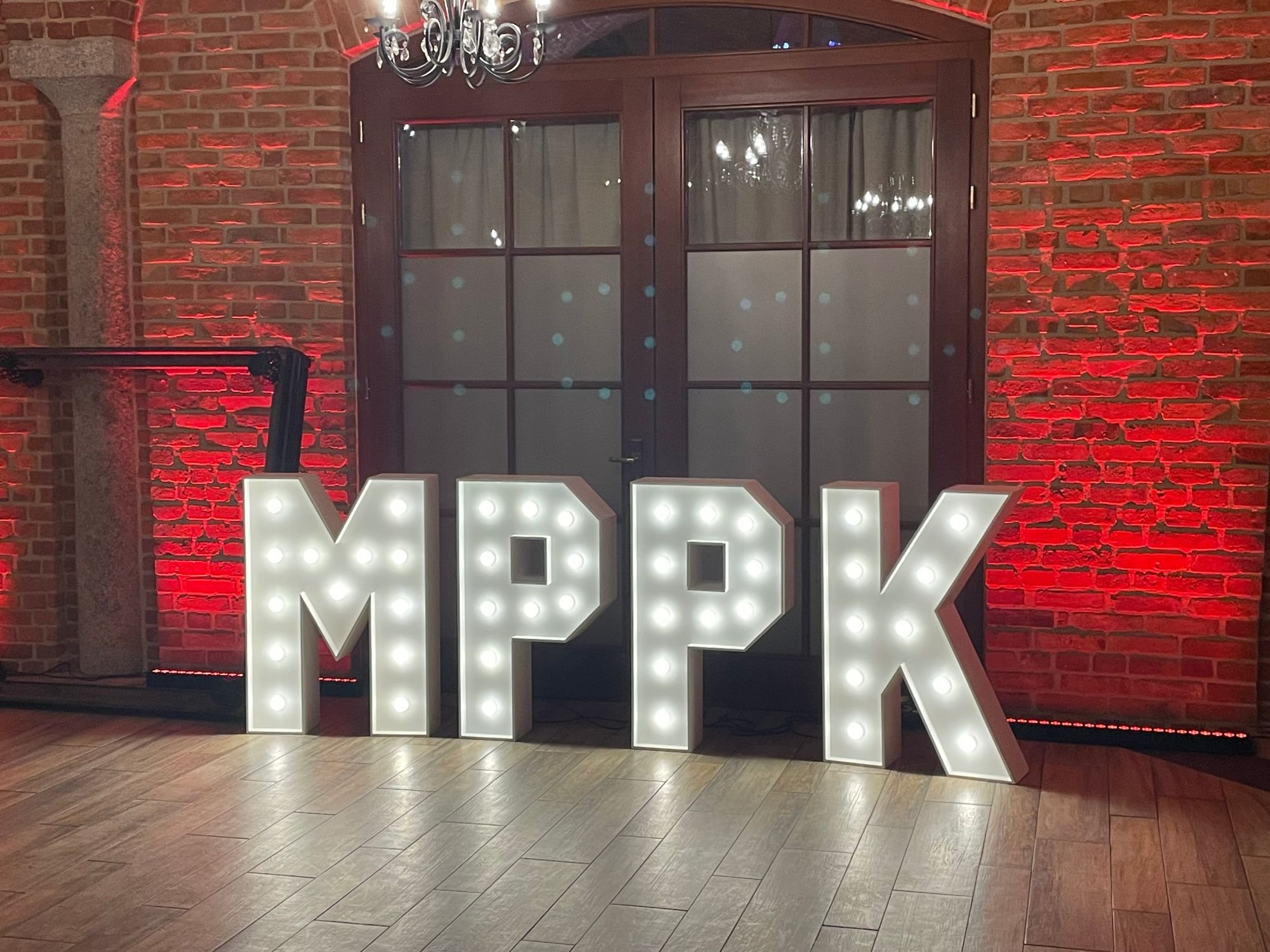 Litery z żar&oacute;wkami MPPK, wynajem dekoracji świetlnej na galę, event, konferencję, scenografia