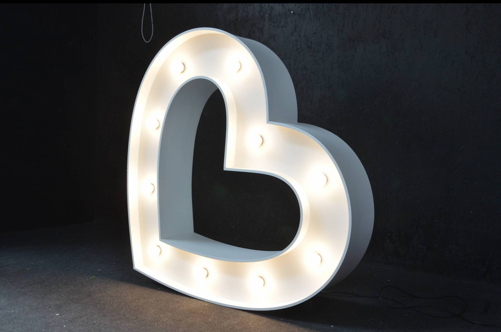 Personalizowana dekoracja na wynajem – inicjały z sercem na wynajem, Opole i okolice