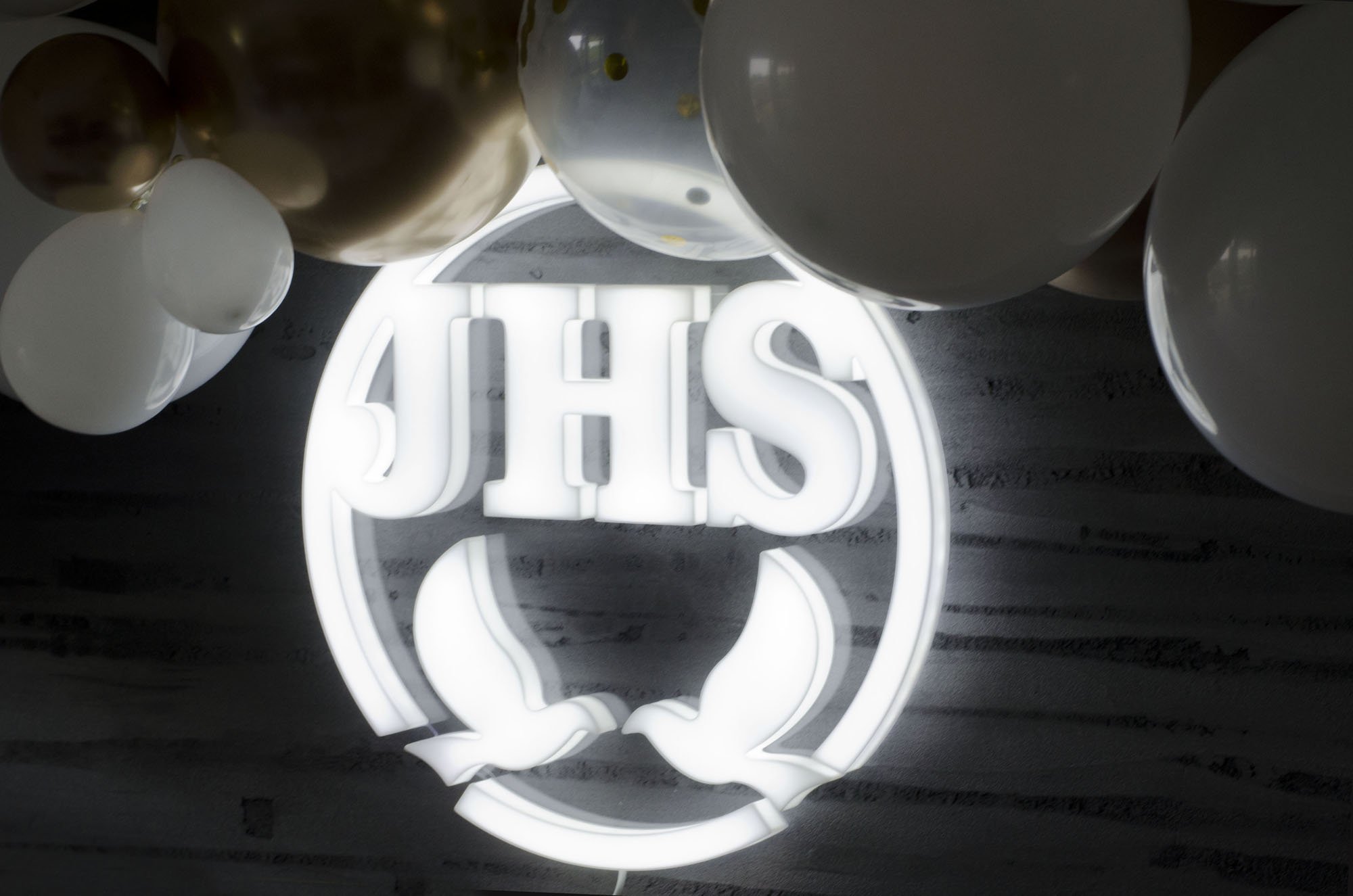 Aranżacja na Pierwszą Komunię Świętą z balonami i neonem na wynajem