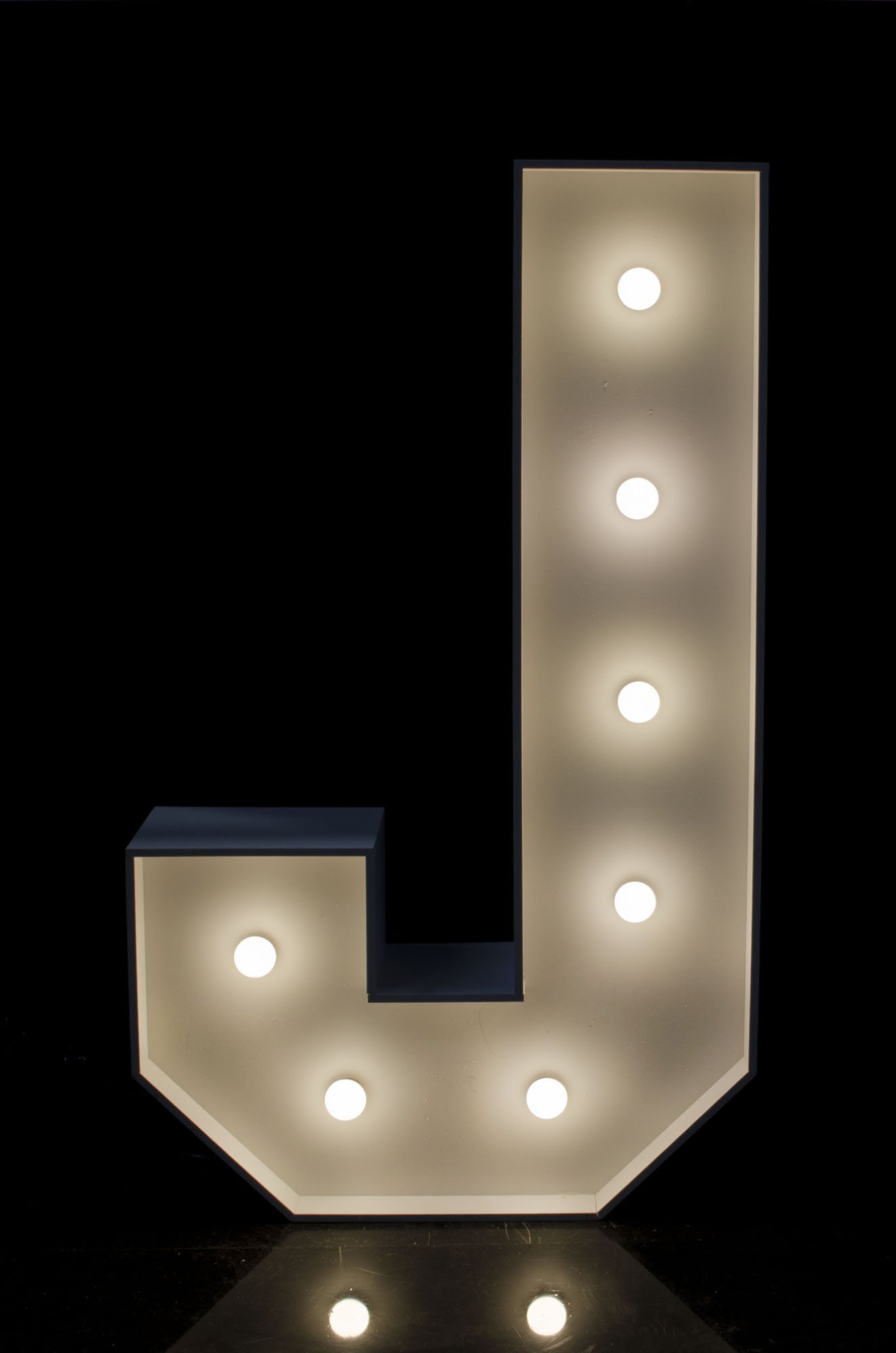 Litera J podświetlana żarówkami LED, o wysokości 1n, na wynajem, Opolu, alfabet A-Z