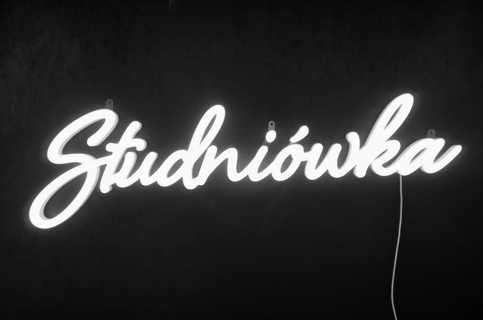 Bal maturalny w neonowym stylu. Dekoracja świetlna stworzy magiczną atmosferę na studniówce