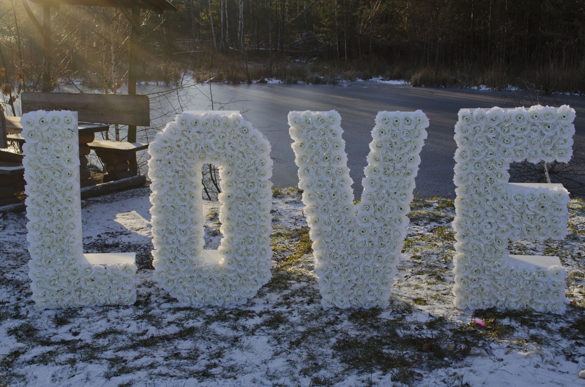 Napis LOVE z różami, litery w kolorze kości słoniowej