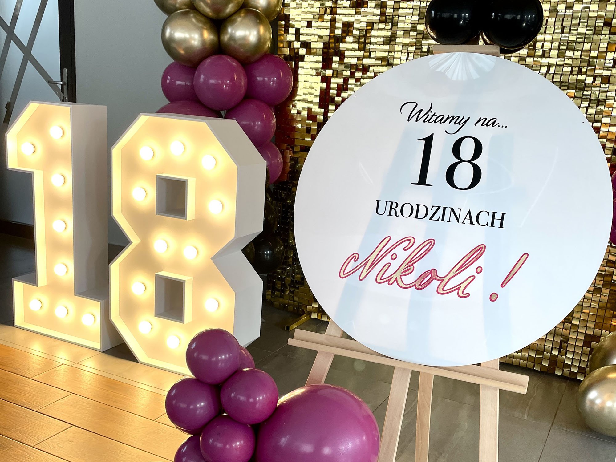 Podświetlane cyfry 18, idealne jako dekoracja na osiemnastkę, na wynajem