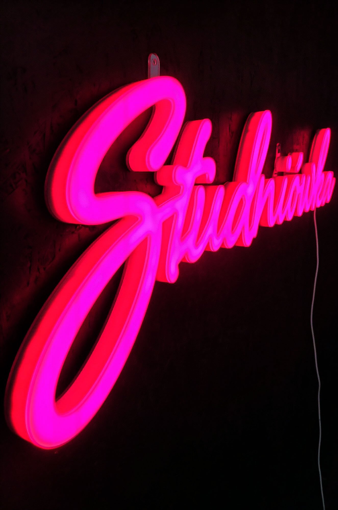 Młodzieńcza radość na balu maturalnym z neonem STUDNIÓWKA, sterowanym z pilota i podświetleniem RGB