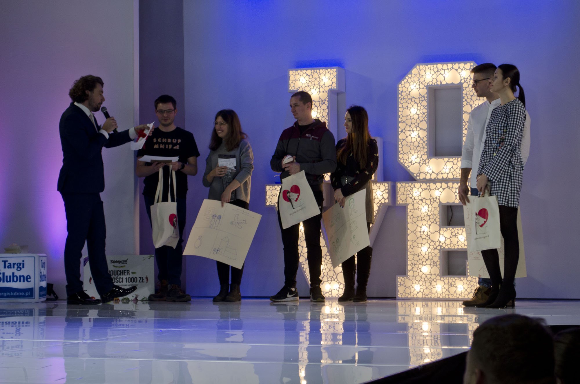 Literowa dekoracja świetlna na scenie, na wynajem Opole.