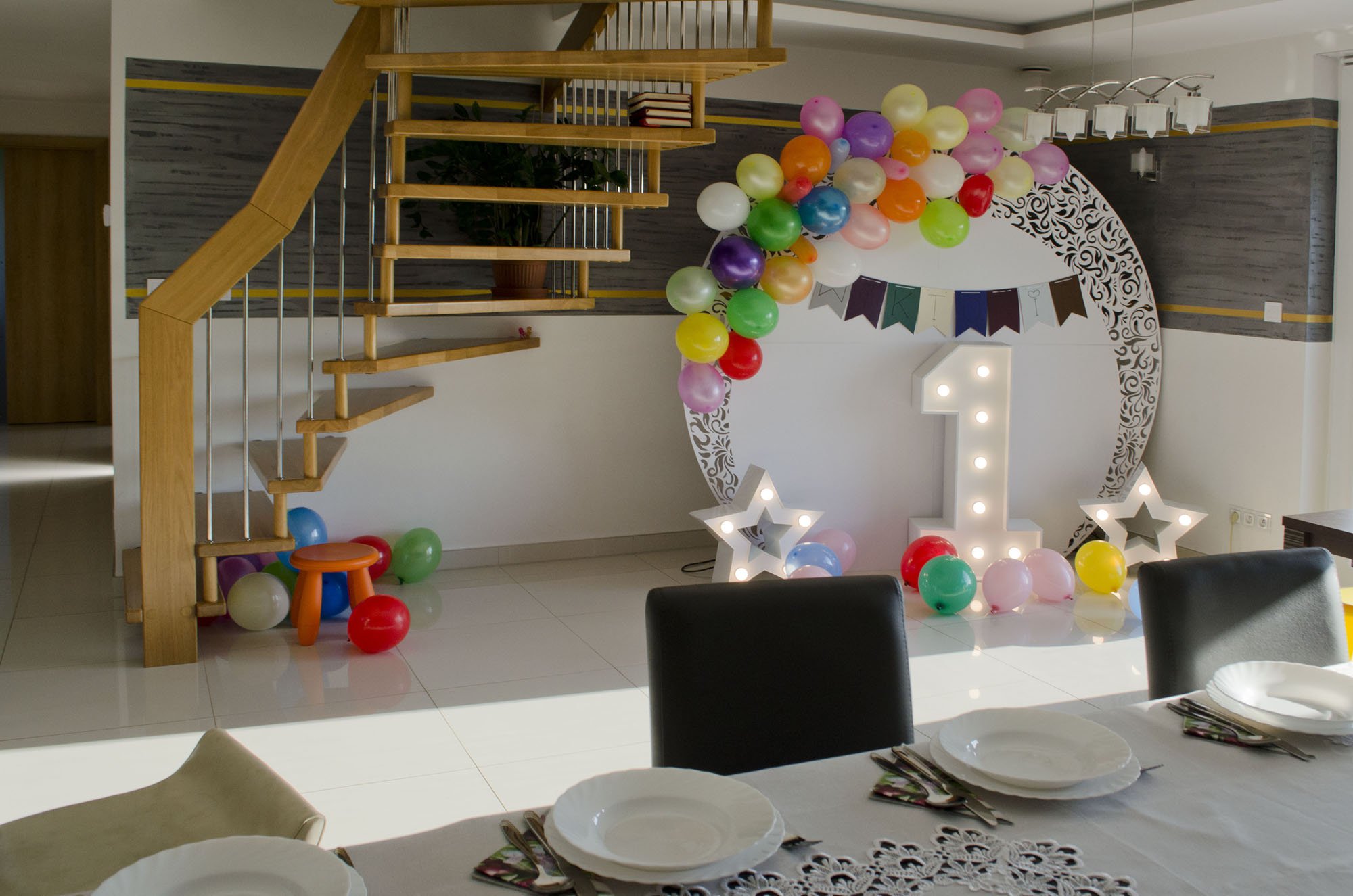 Dekoracja urodzinowa, biała ścianka ażurowa w kształcie koła