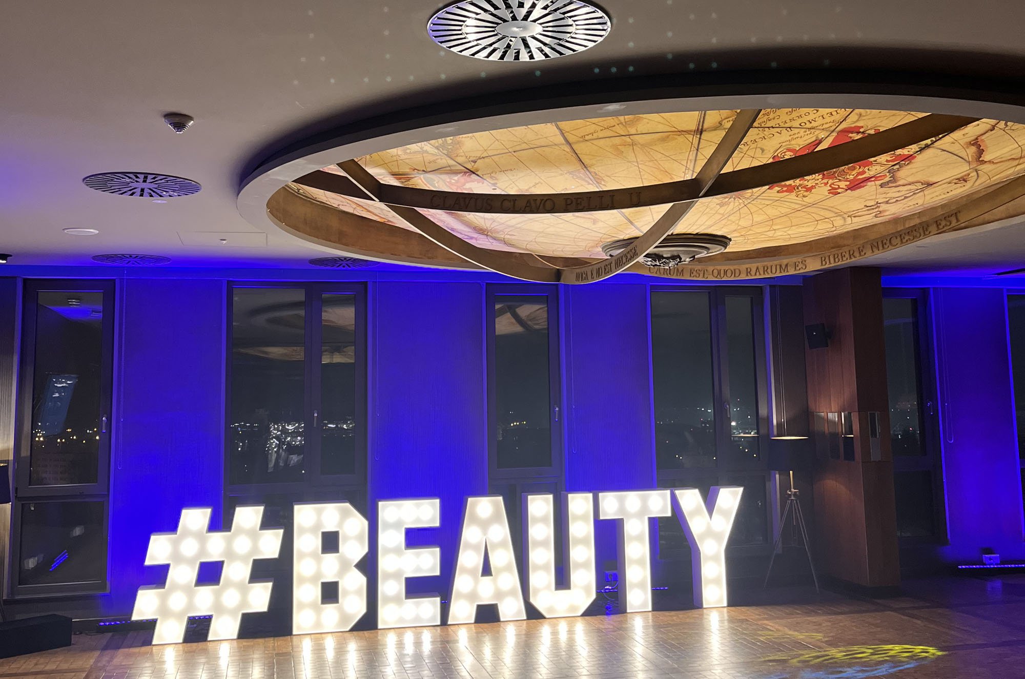 Nie ma jak #wigiliafirmowa w pięknej oprawie w branży #beauty. Dekoracja świetlna na eventy