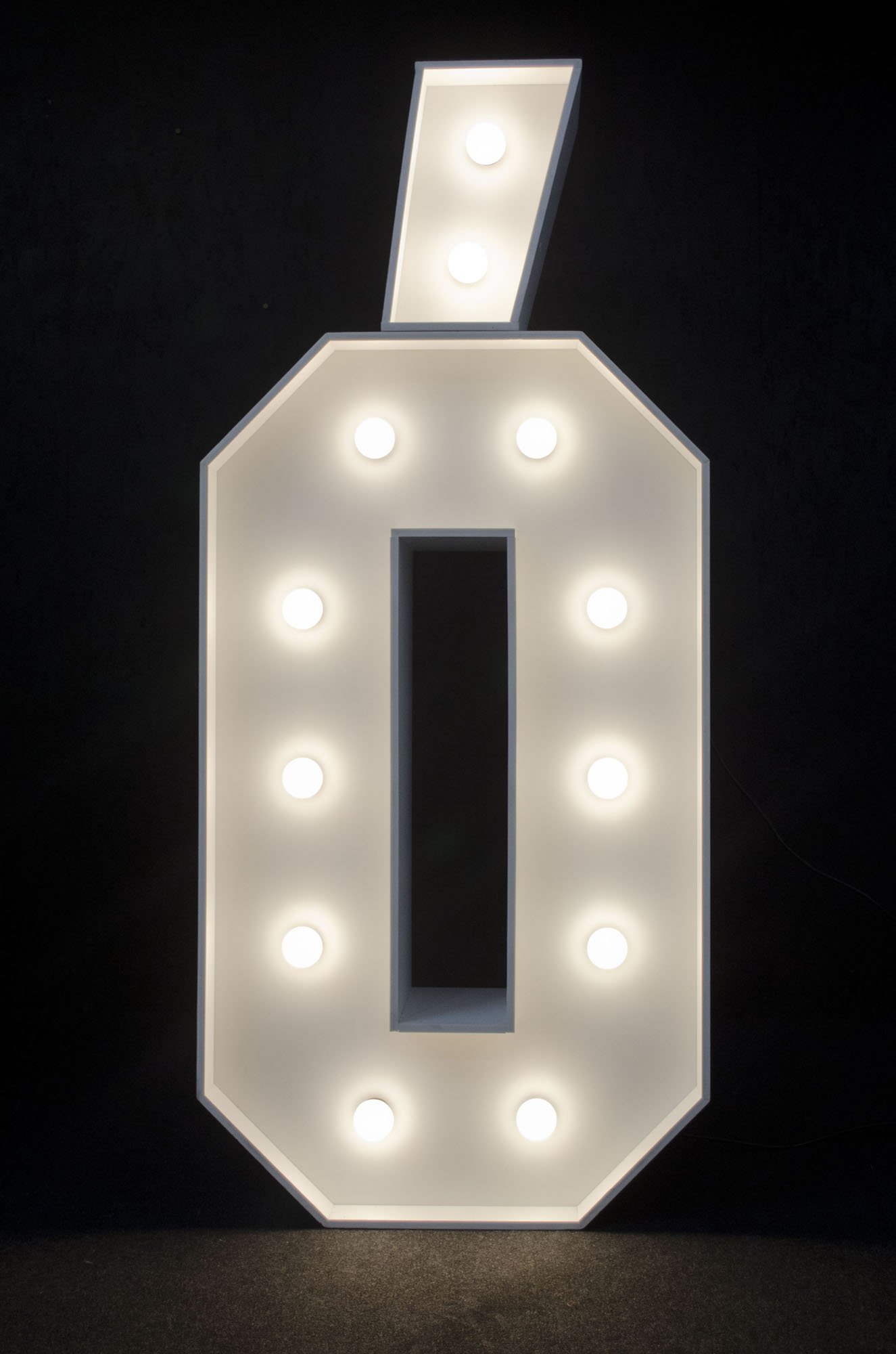 Litera Ó podświetlana żarówkami LED, o wysokości 1n, na wynajem, Opolu, alfabet A-Z