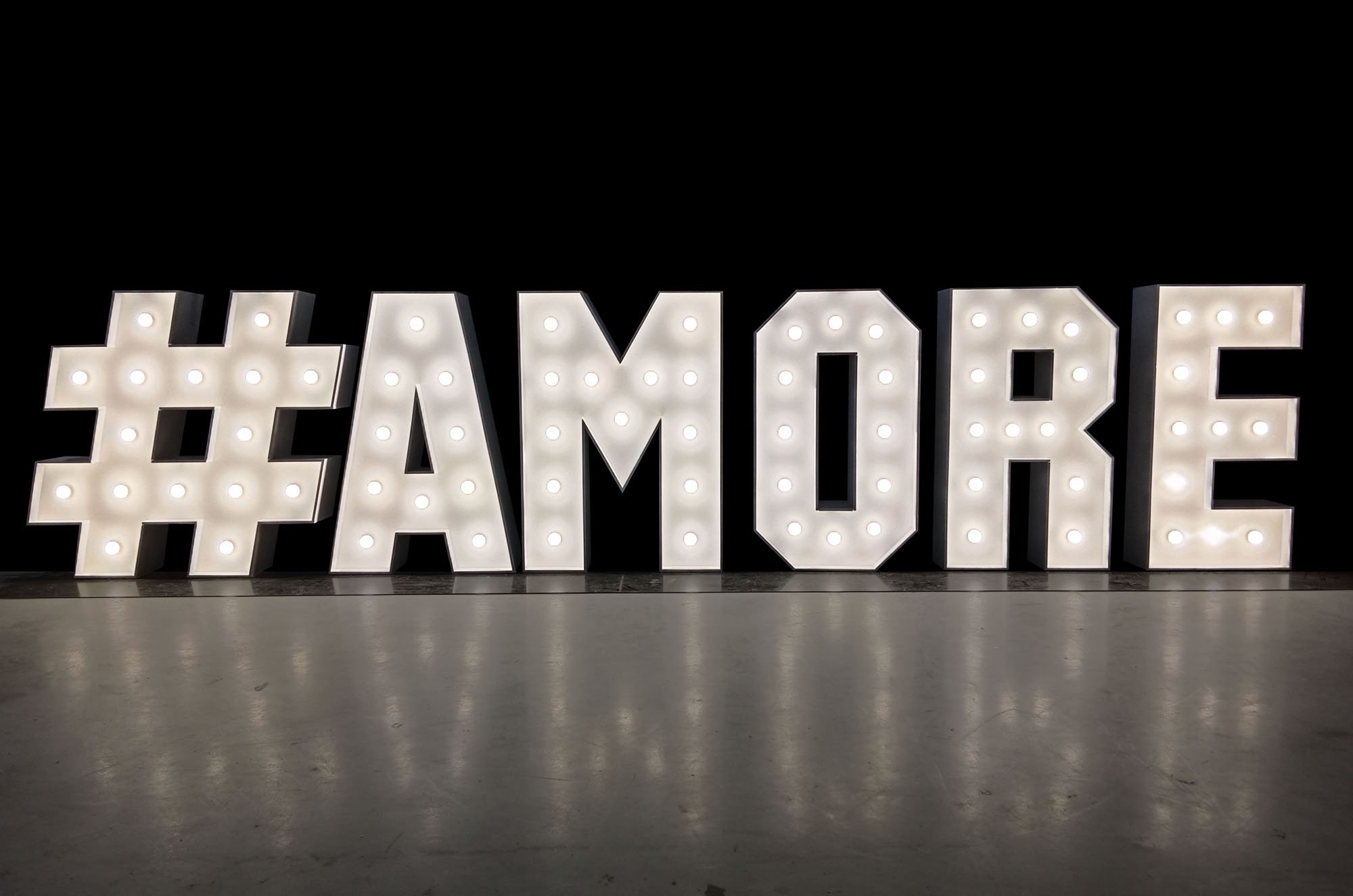 #AMORE dla Młodych Par wychodzących poza konwencjonalne myślenie! Literowe dekoracje na wynajem!