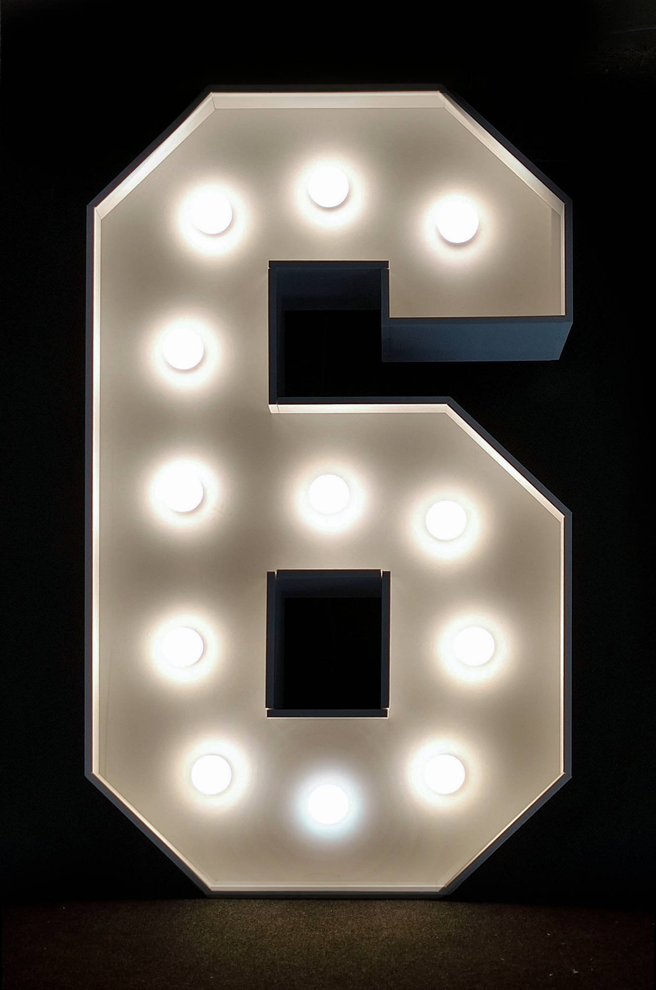 Stojąca cyfra 6 podświetlana żarówkami LED, o wysokości 1m, dekoracja świetlna, cyfry 0-9, Opole
