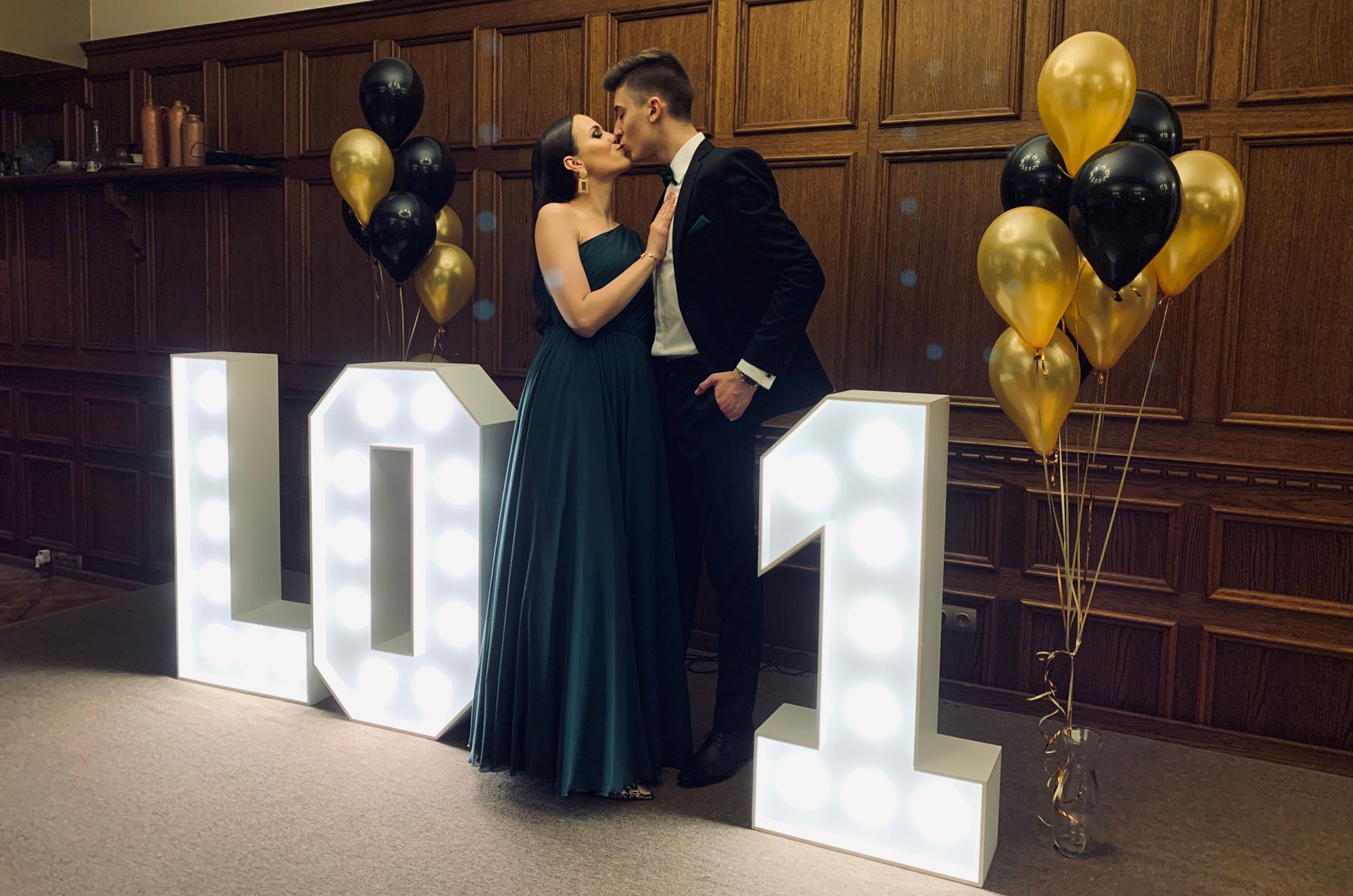 Litery i cyfry na wynajem na studniówkę, dekoracja świetlna