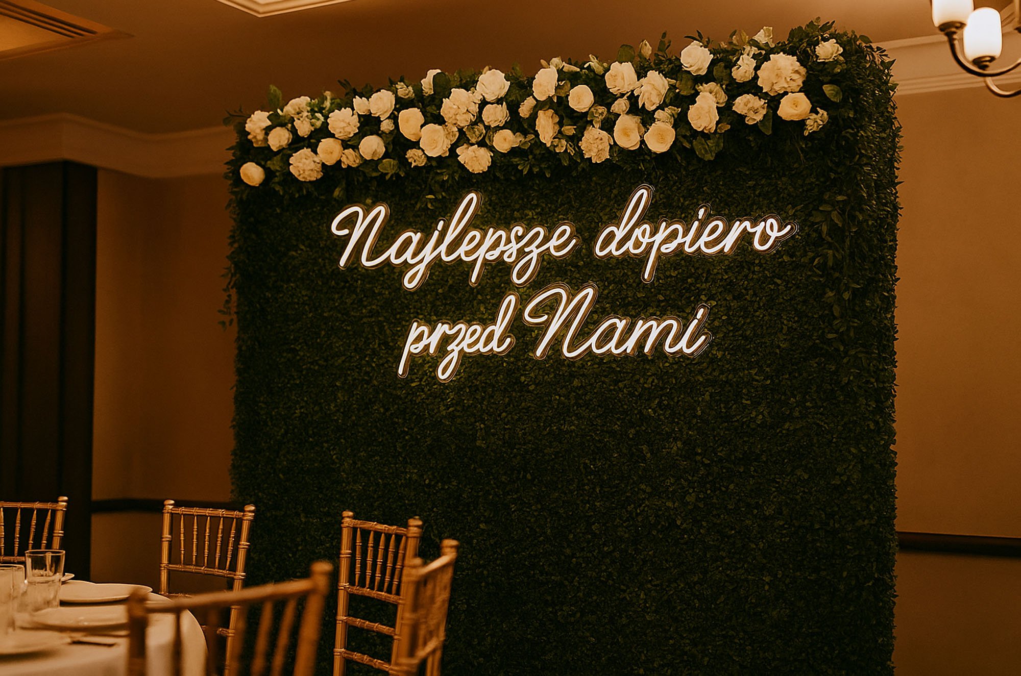 Świecąca dekoracja NAjlepsze dopiero przed Nami, na wynajem na wesele, ślub, rocznicę, urodziny