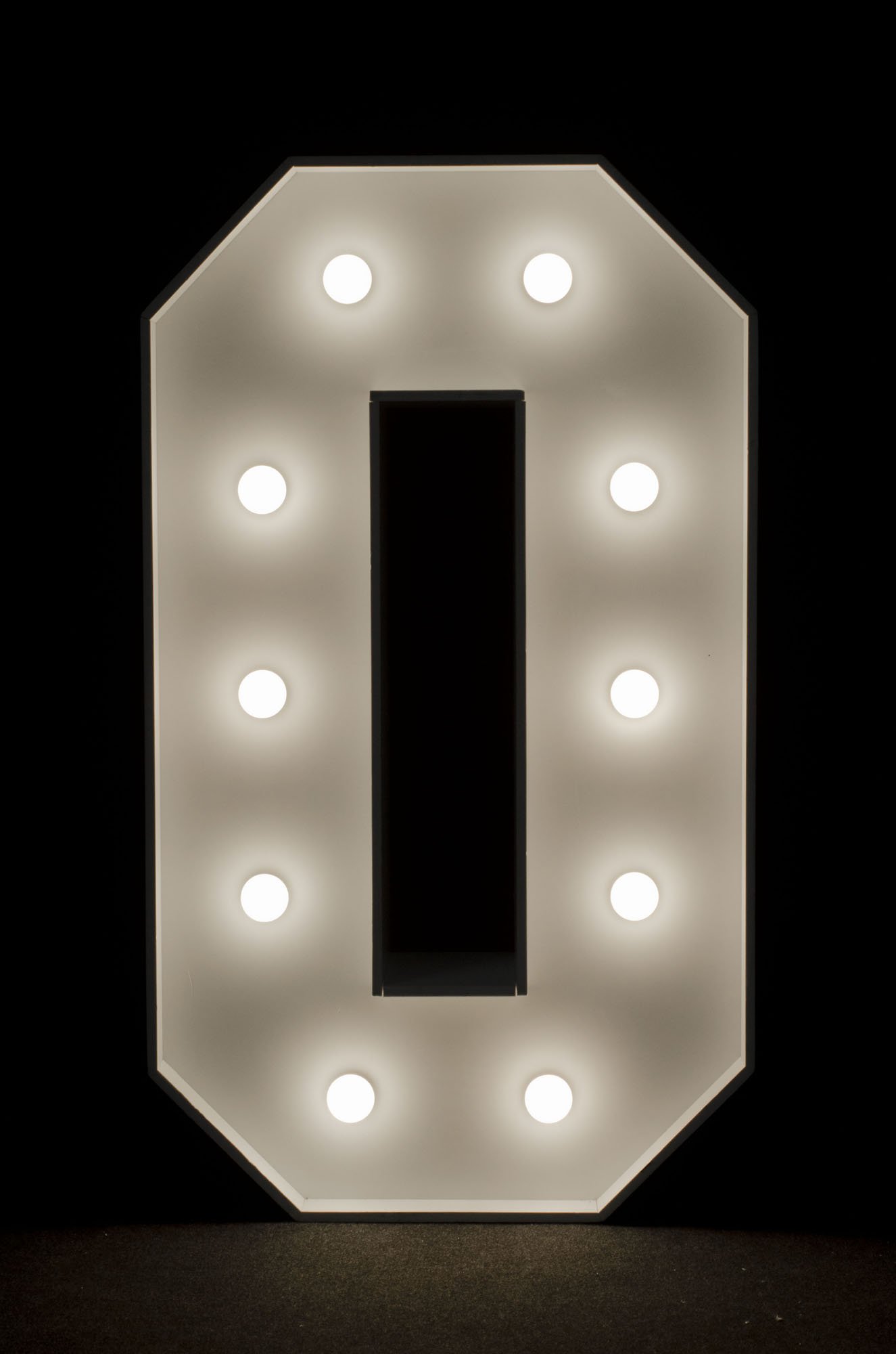 Litera O podświetlana żarówkami LED, o wysokości 1n, na wynajem, Opolu, alfabet A-Z