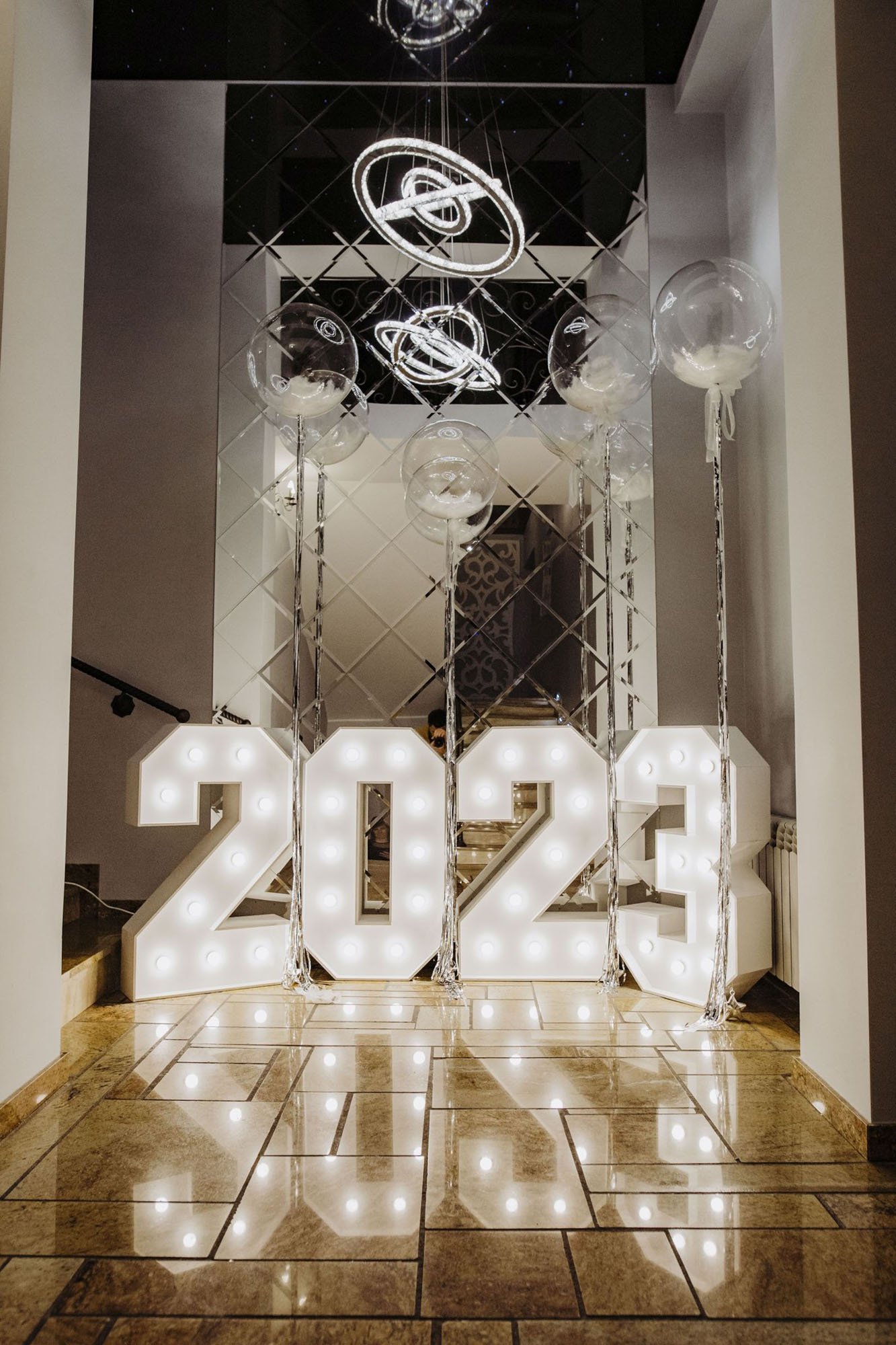 Bal sylwestrowy musi być wyjątkowy i niezapomniany. Nadaj mu świetlności dzięki cyfrowym dekoracjom