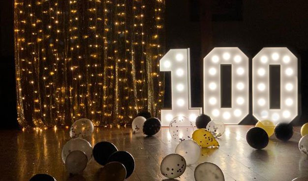 Niech bal maturalny będzie niezapomniany dzięki cyfrowym dekoracjom! Wynajmij stojące cyfry