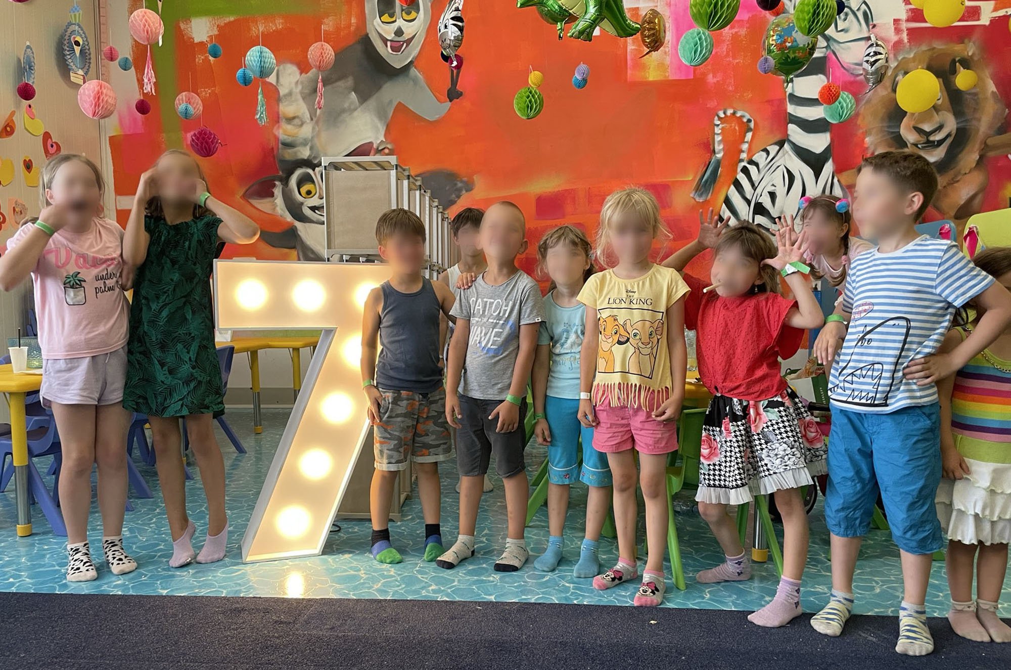 Nietuzinkowa dekoracja urodzinowa. Świecące cyfry o wysokości 100cm, pełne radości i zabawy