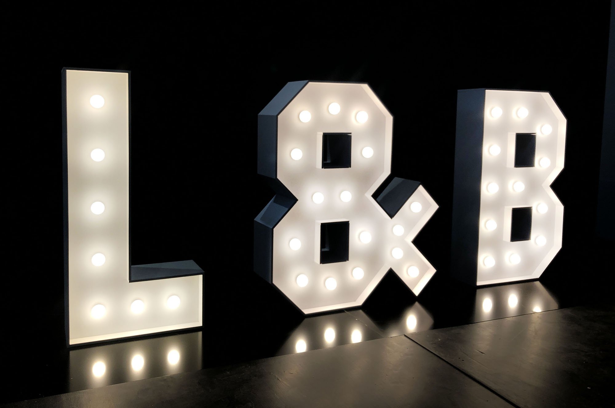 Stojące LITERY świecące LED na wynajem. Twórz dowolne napisy z wykorzystaniem znaków & i #