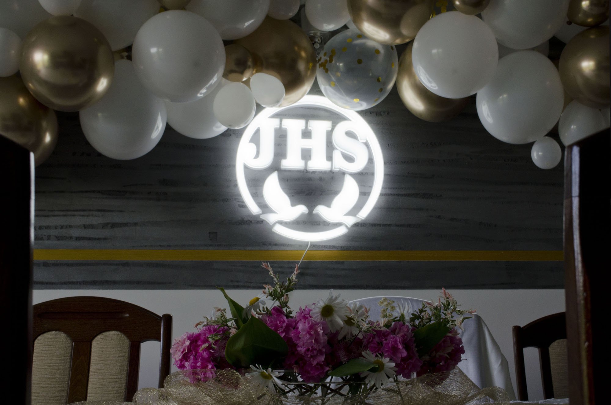 Neon LED na komunię, IHS, gołebie, opłatek - przykładowa aranżacja