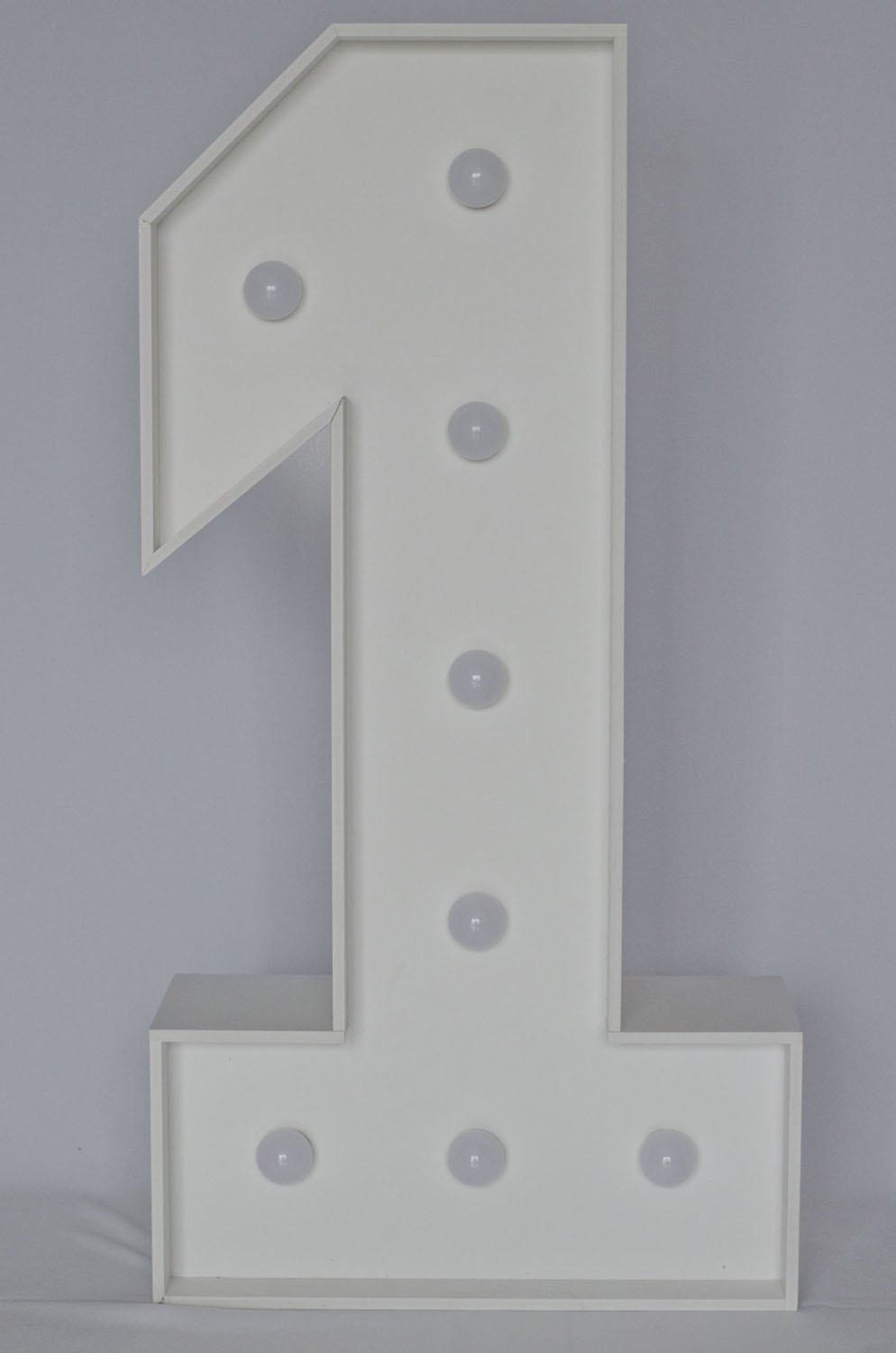 Białe CYFRY z żarówkami o wysokości 1m na wynajem, precyzyjne wykonanie