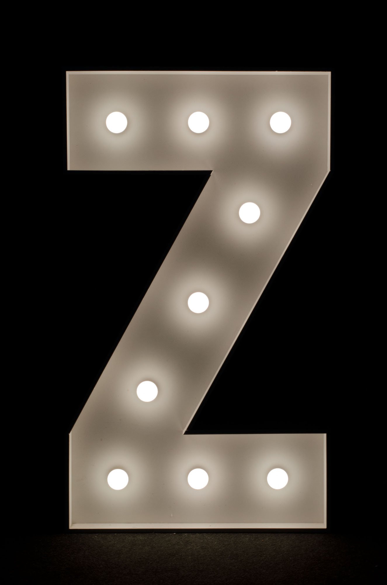 Litera Z podświetlana żarówkami LED, o wysokości 1n, na wynajem, Opolu, alfabet A-Z