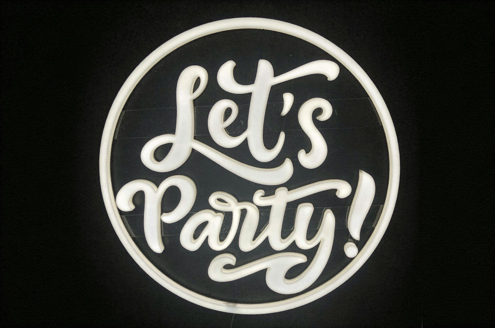 Swiecąca dekoracja na gorące imprezy Let's Party, neon LED na wynajem