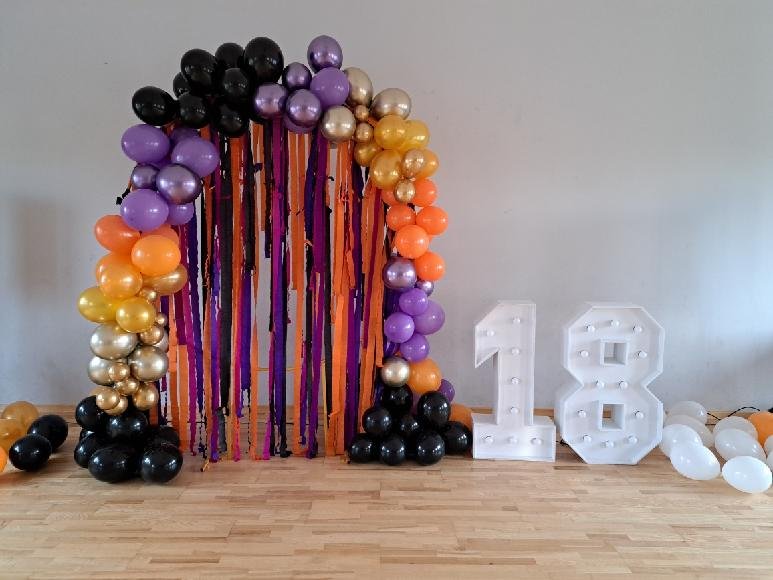 Stojące cyfry 18 podświetlana żarówkami LED, wysokość 1m, dekoracja świetlna urodziny, wynejem