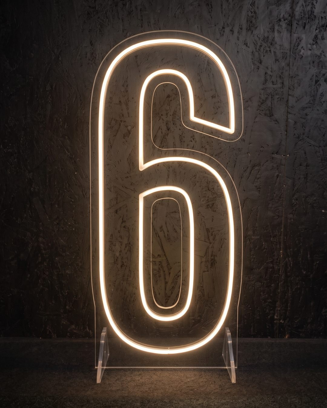 Neonowa cyfra 6 LED 120 cm do dekoracji 60 urodzin, jubileuszu rodzinnego i gali firmowej