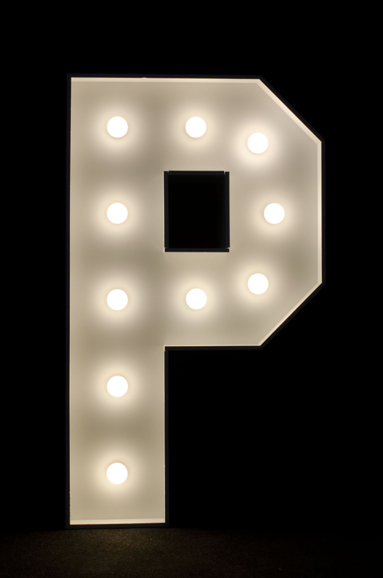 Litera P podświetlana żarówkami LED, o wysokości 1n, na wynajem, Opolu, alfabet A-Z
