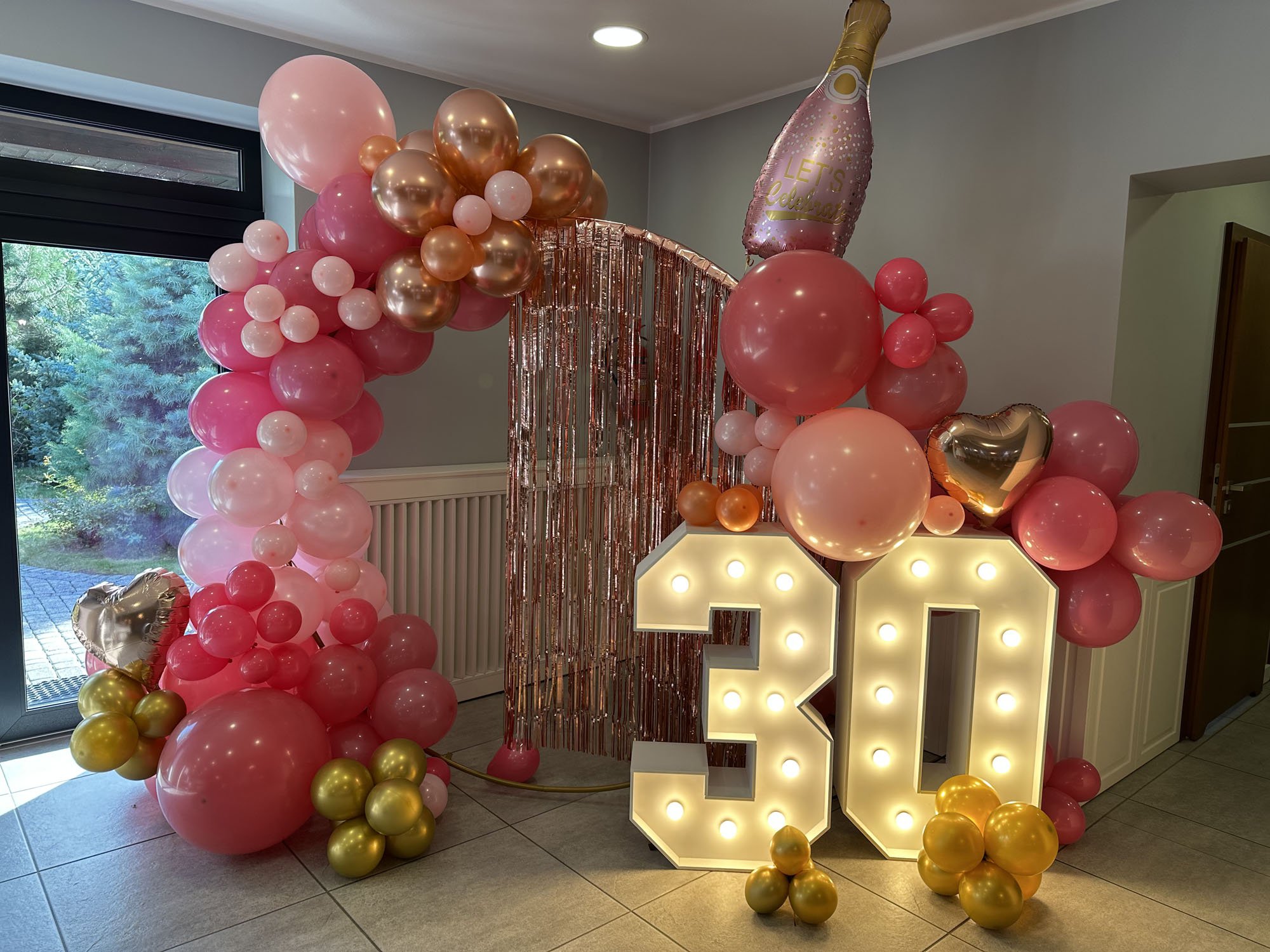 Cyfrowedekoracje w zloto-różowych kolorach. Zwiastuna niezapomnianej imprezki, godnej 30-stki