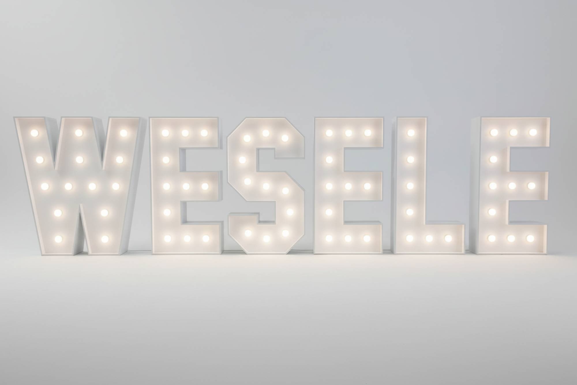 Napis świetlny WESELE &ndash; litery LED na wynajem, dekoracje ślubne LiteroweLove