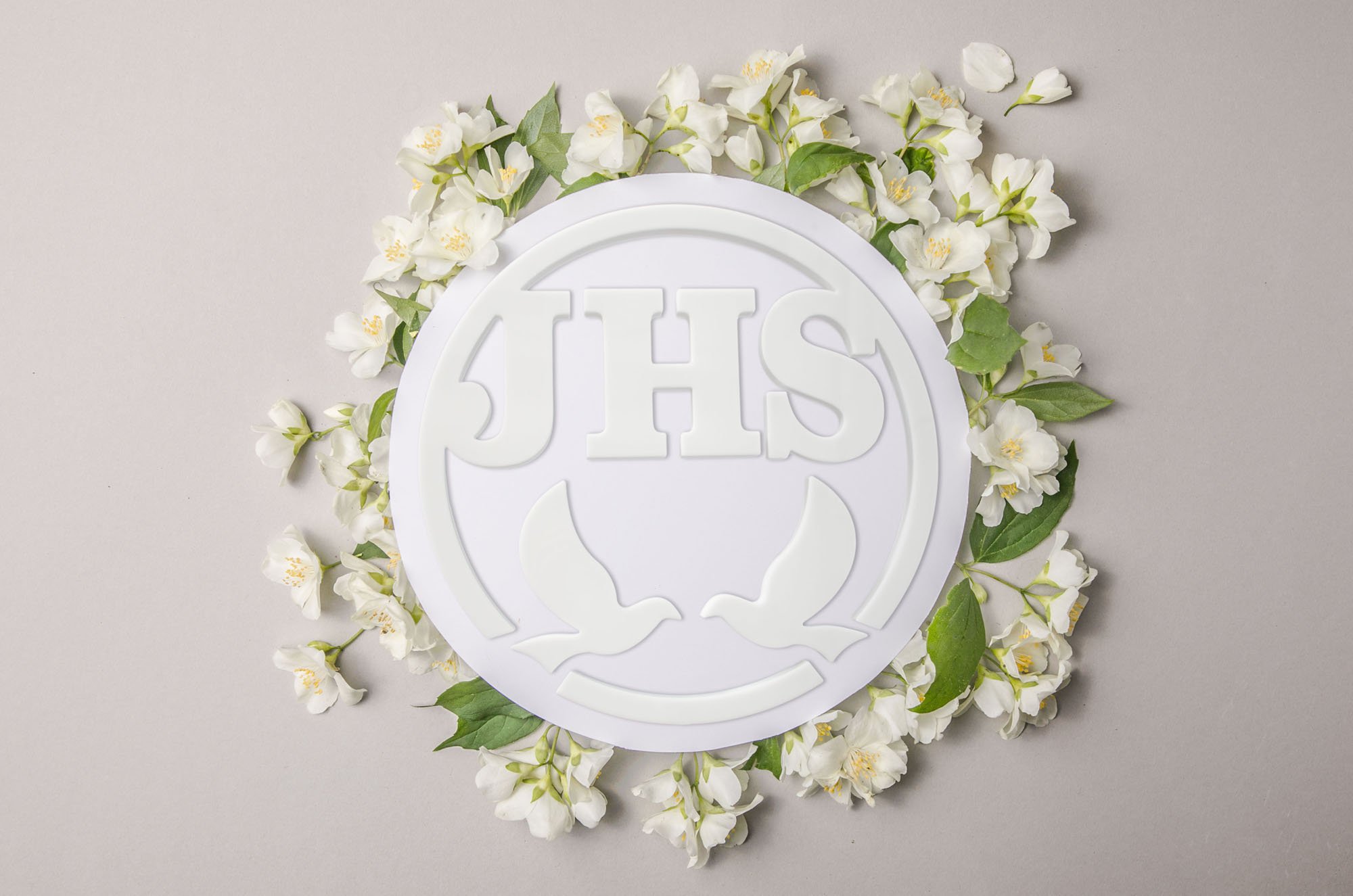 Wiosenna dekoracja na Pierwszą Komunię Świętą z neonem i kwiatami jabłoni, na wynajem