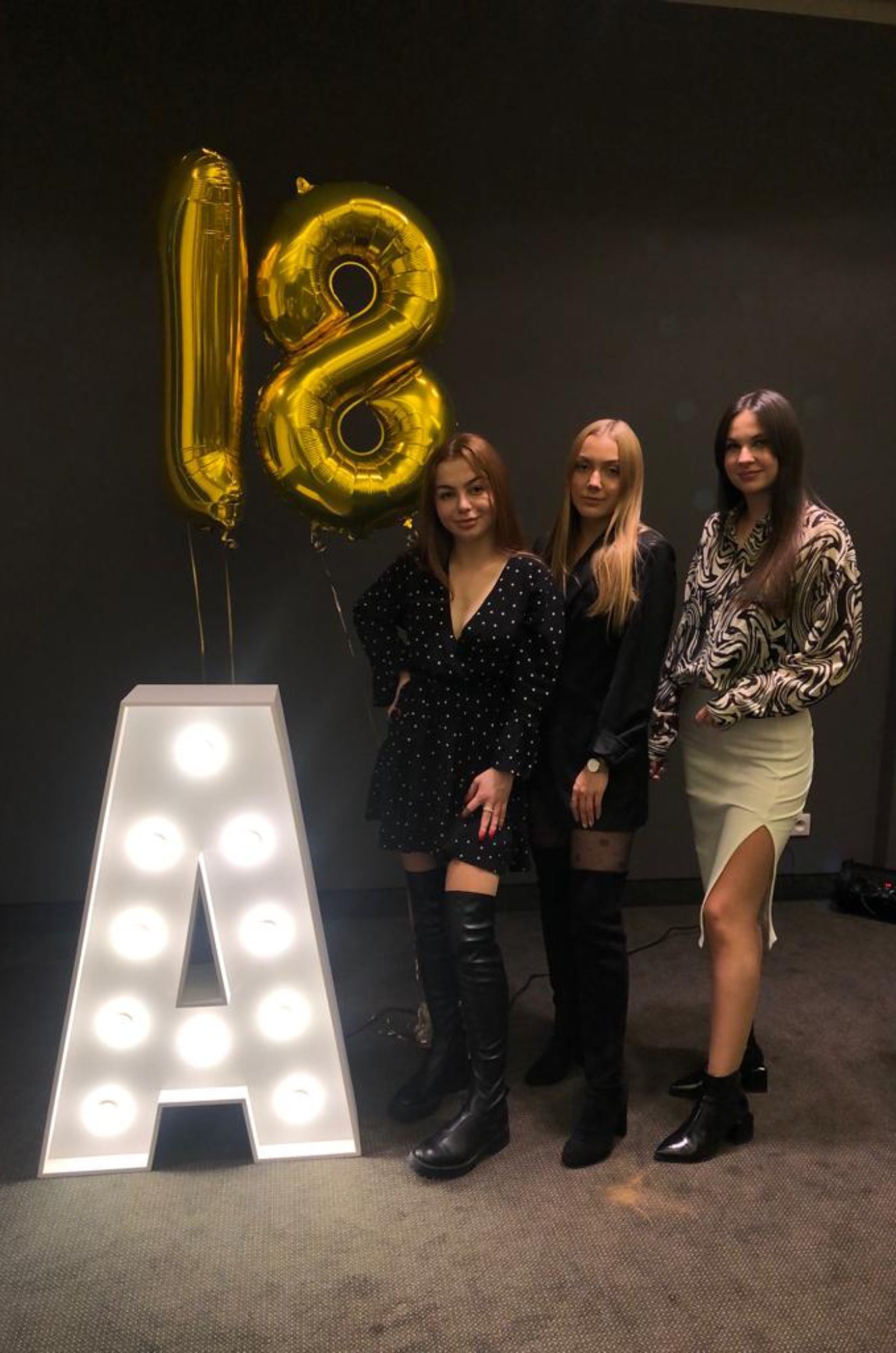 Litera A LED na 18. urodziny Ani &ndash; wynajem dekoracji świetlnej, tło do zdjęć
