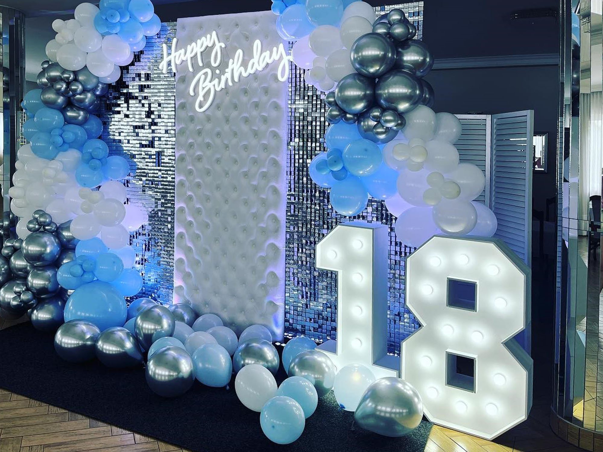 Neon Happy Birthday doda blasku na Twoje wyjątkowe urodziny!